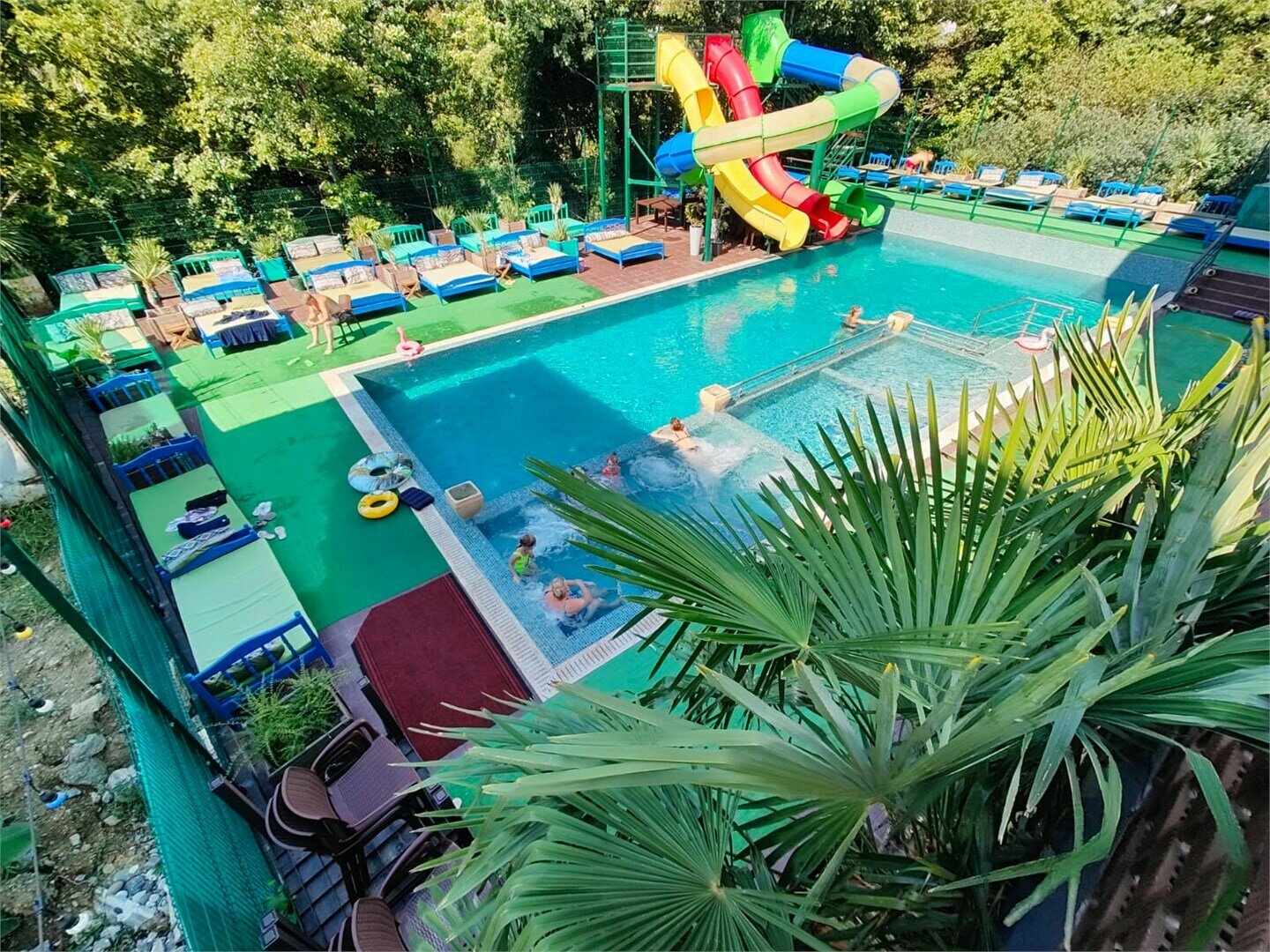 Трехместный номер с одной двуспальной, одной полутораспальной и одной односпальной кроватями с балконом