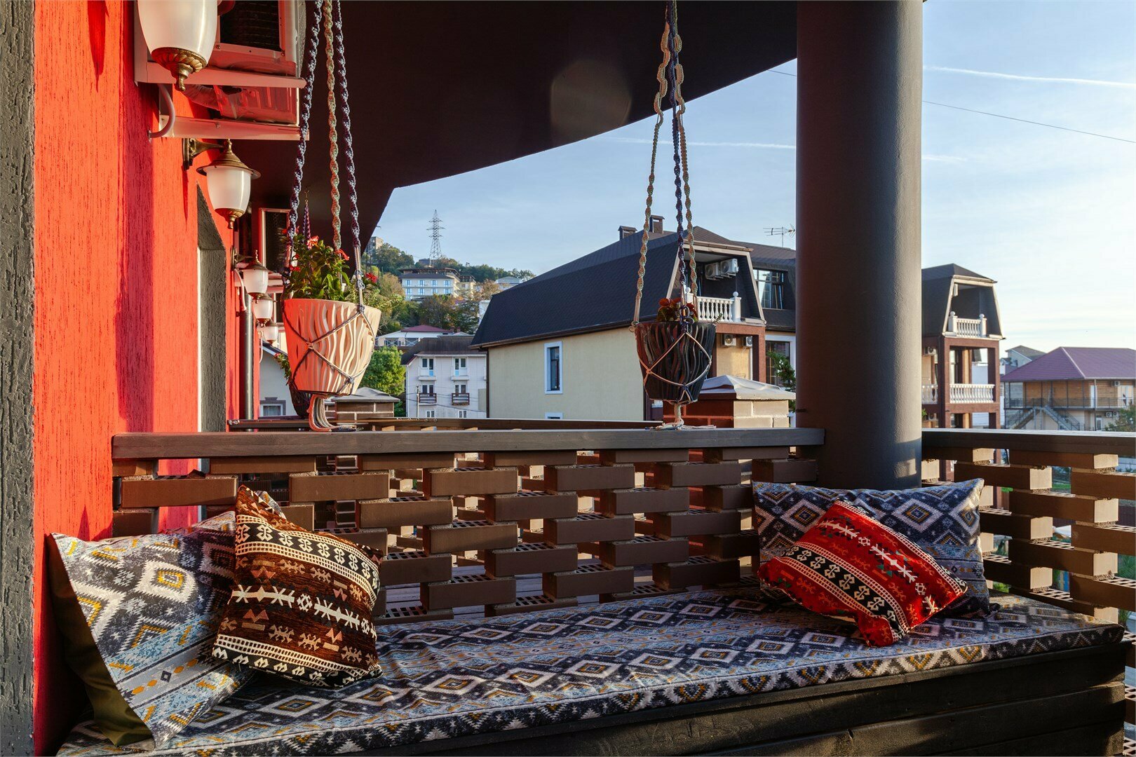 Трехместный номер с одной двуспальной, одной полутораспальной и одной односпальной кроватями с балконом