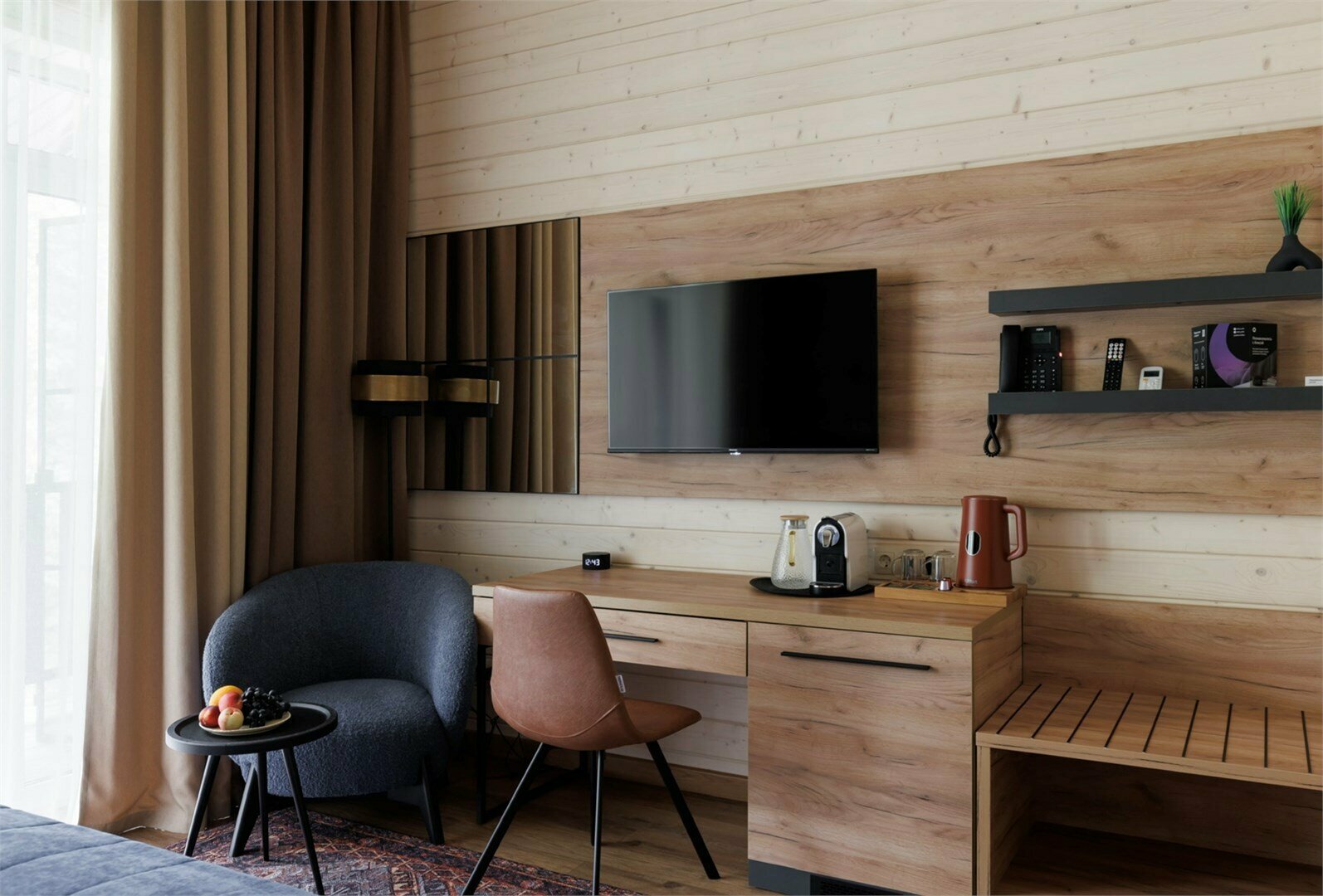 Комфорт с одной большой двуспальной кроватью, с балконом и видом на лес