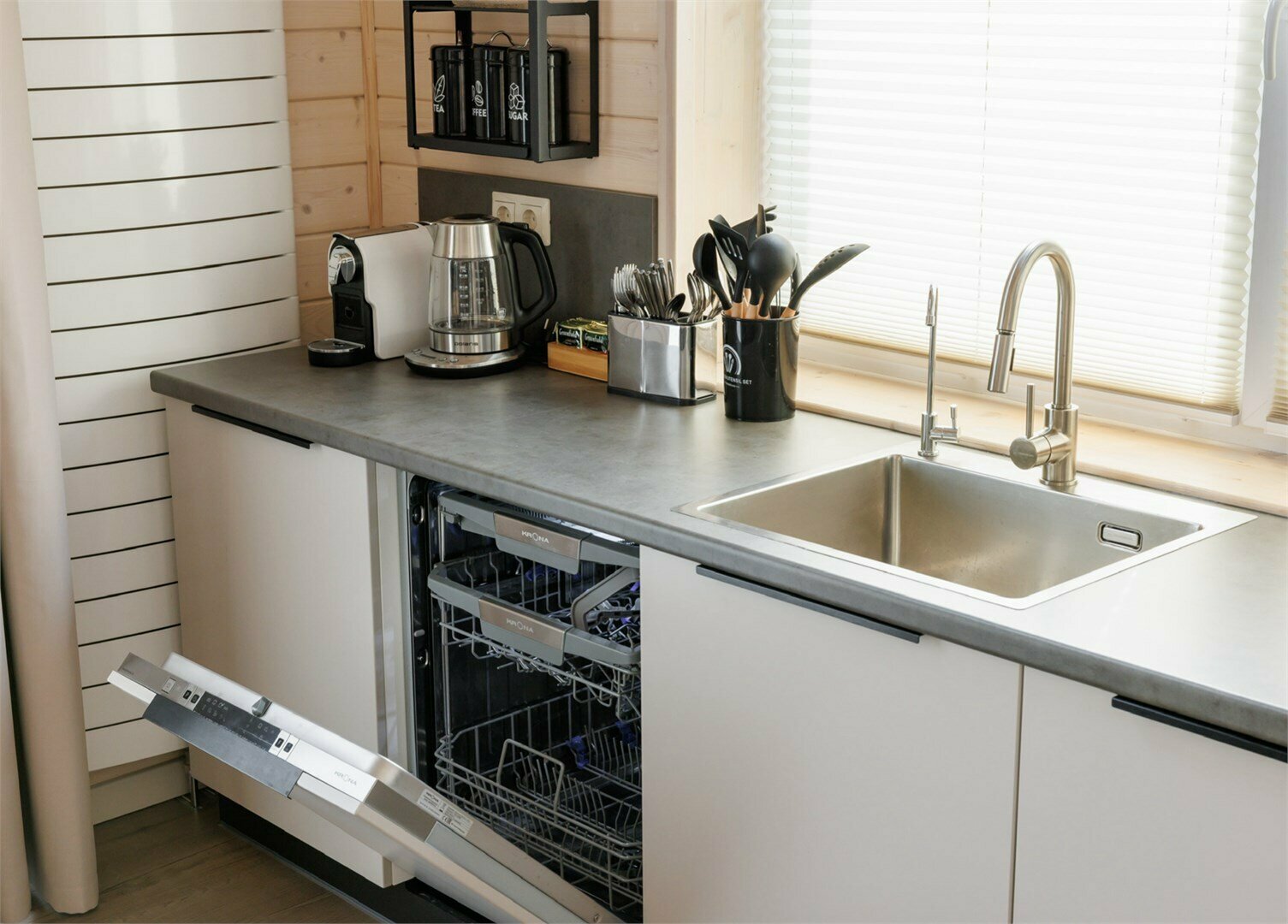 Двухэтажный коттедж с индивидуальной зоной барбекю и террасой