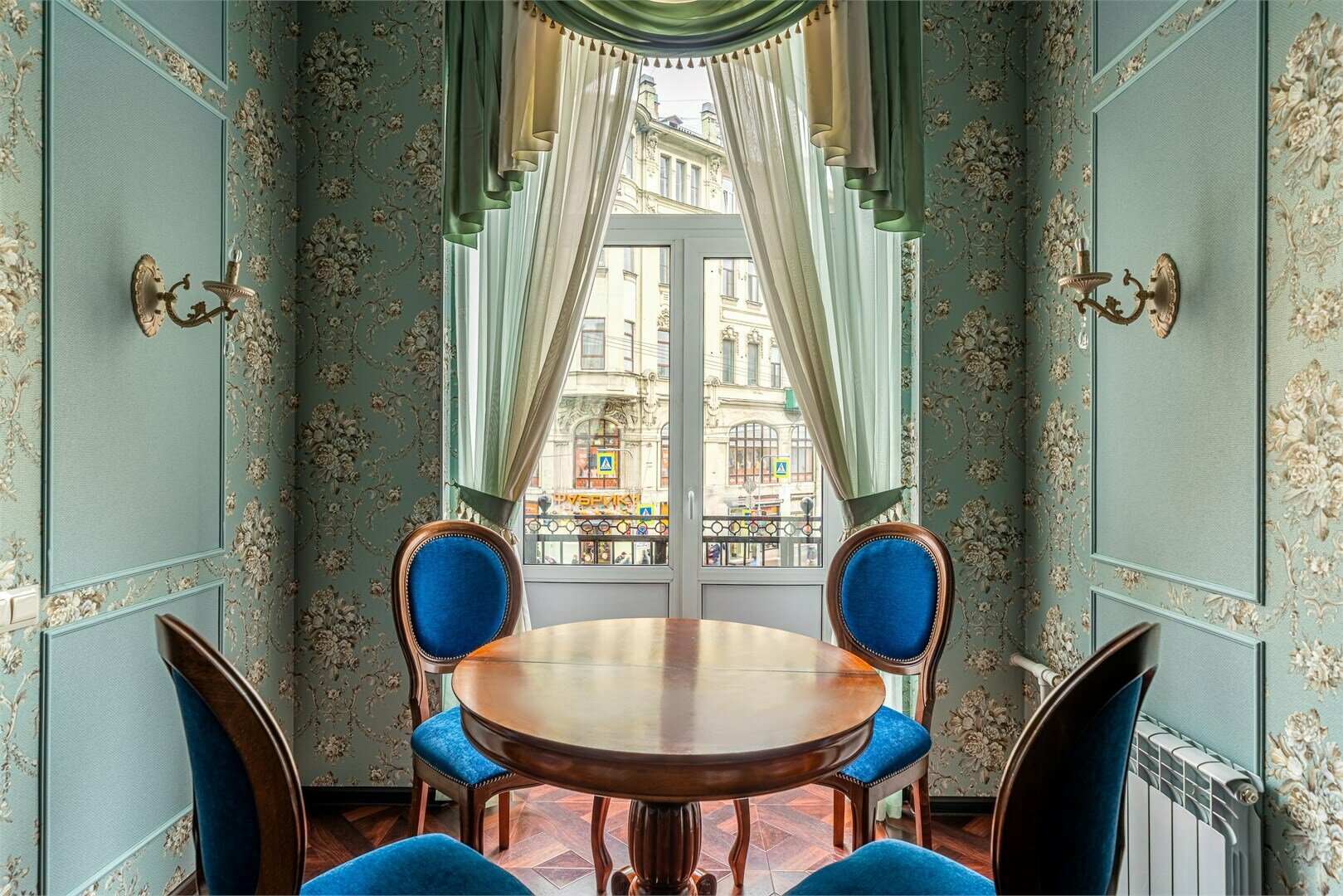 Люкс с двуспальной кроватью «king-size», балконом, джакузи