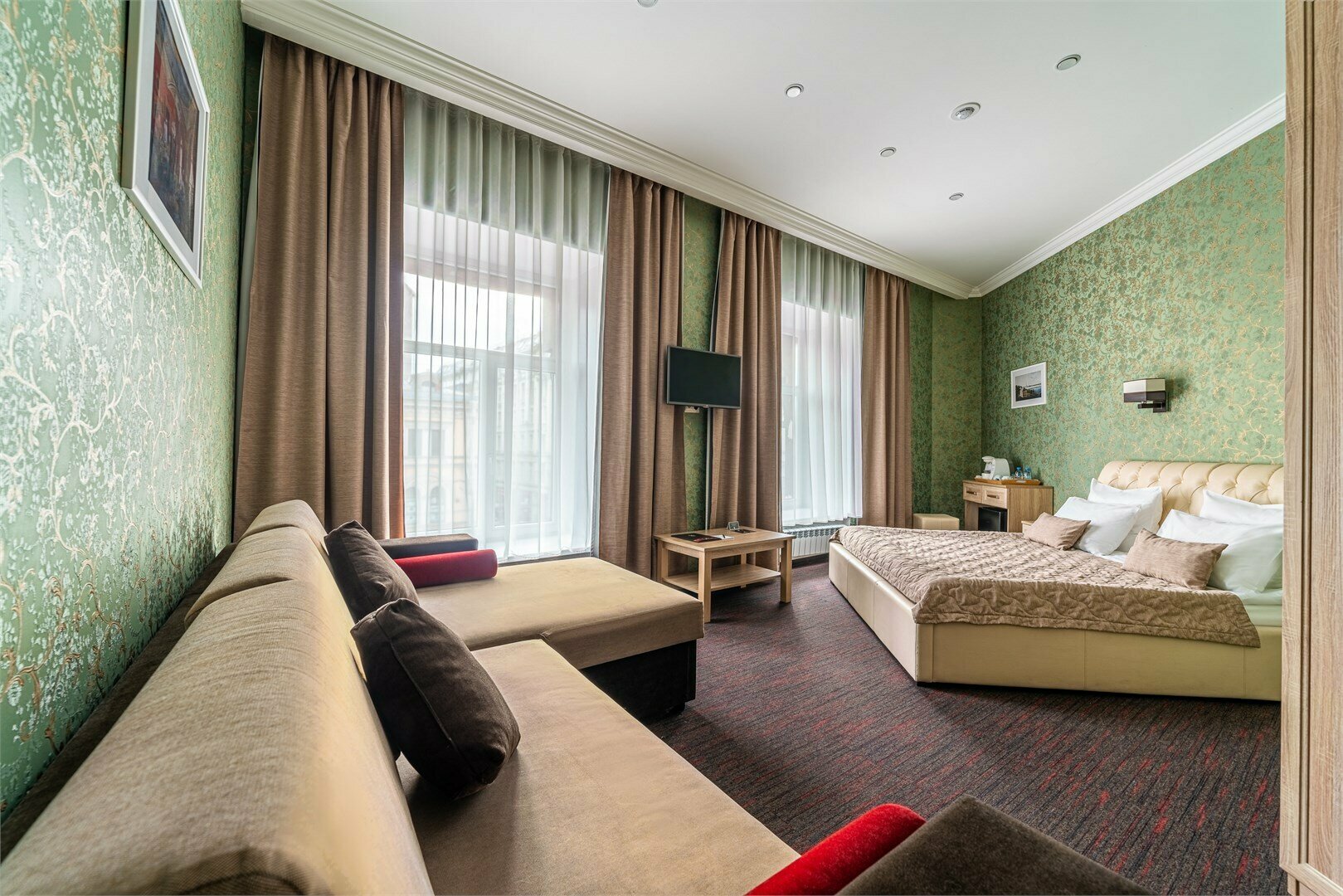 Полулюкс с двуспальной кроватью и диваном