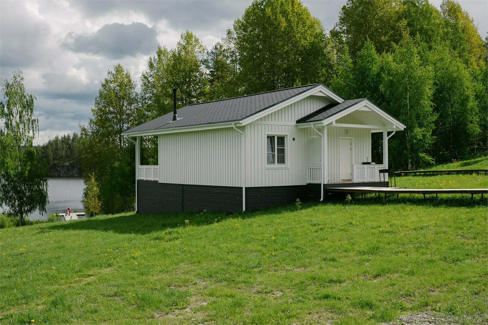 Скандинавский дом с видом на озеро