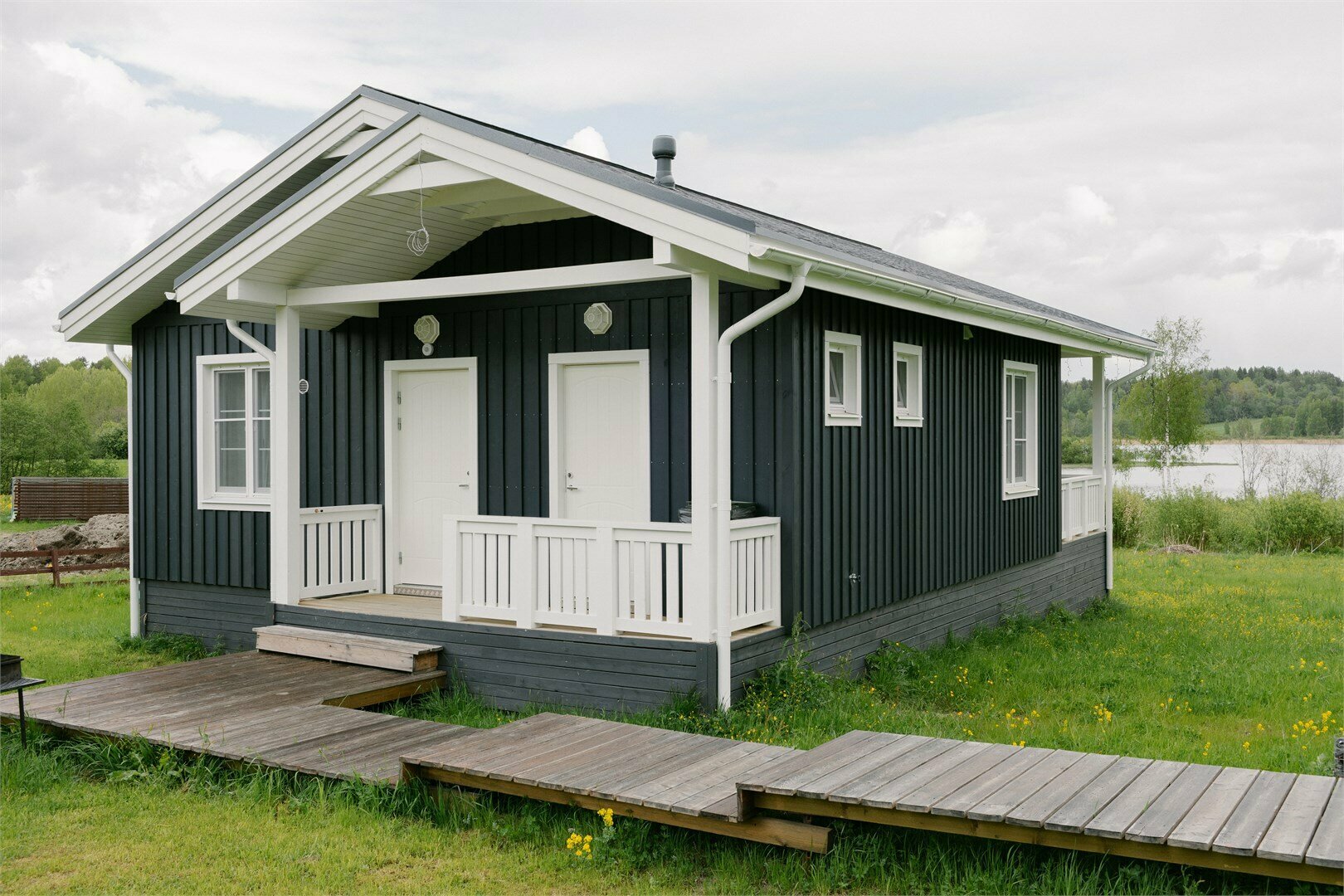 Скандинавский дом с видом на озеро