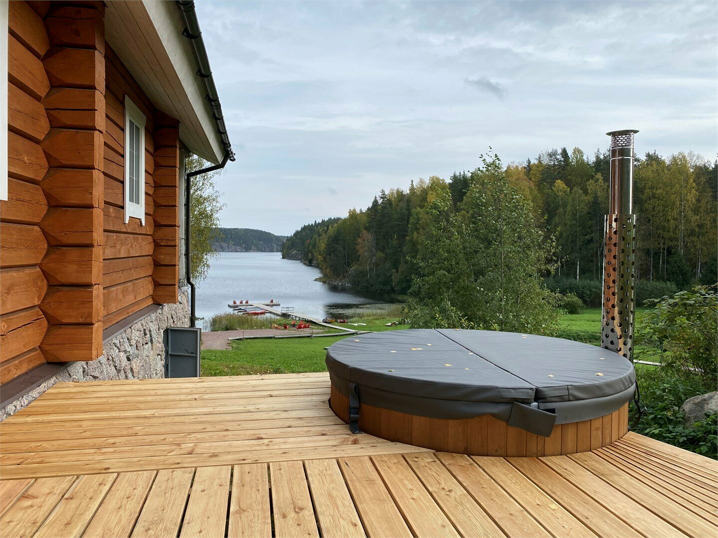 Желтый дом с видом на озеро и возможностью купели на дровах