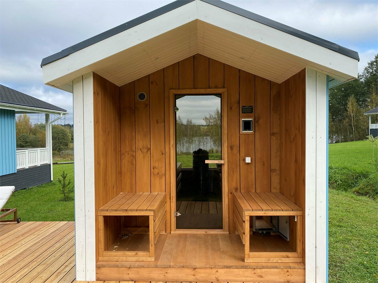 Скандинавский дом с сауной и видом на озеро
