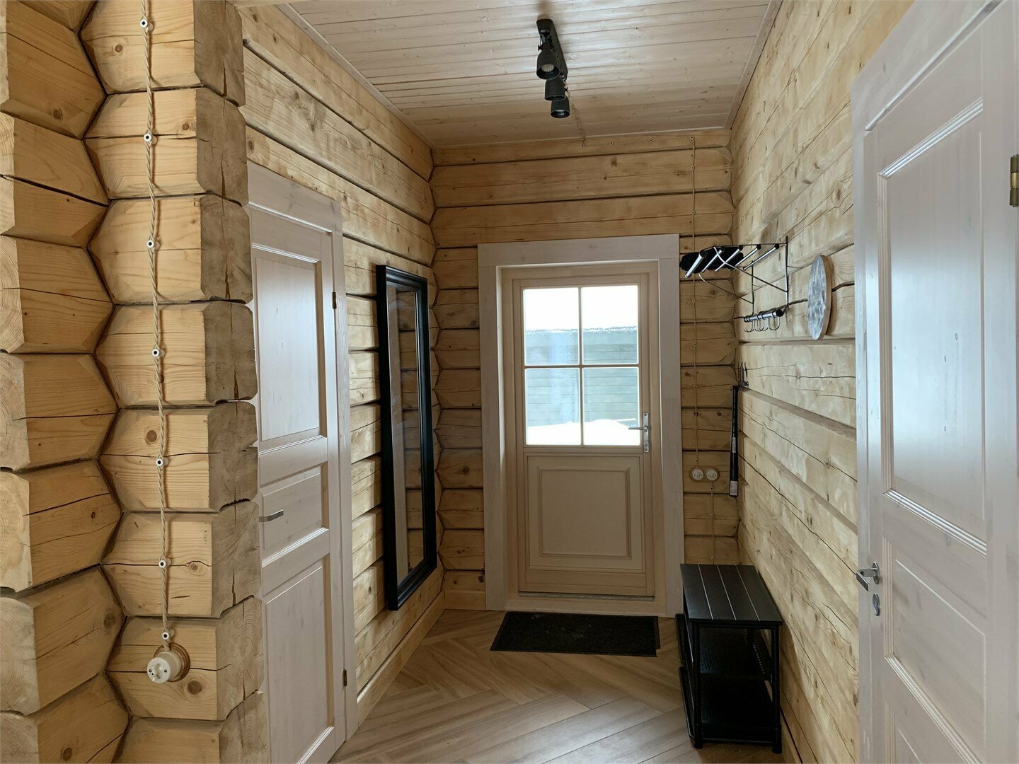 Зеленый дом на скале c видом на озеро и возможностью купели на дровах