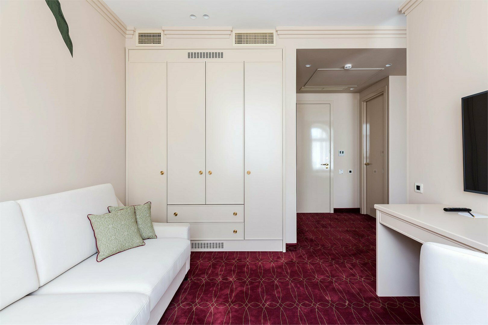 Luxe - двухкомнатный номер с большой кроватью и гостиной