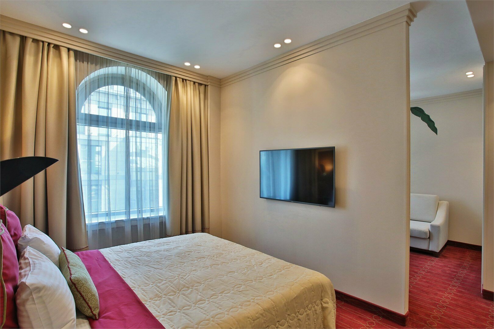 Luxe - двухкомнатный номер с большой кроватью и гостиной