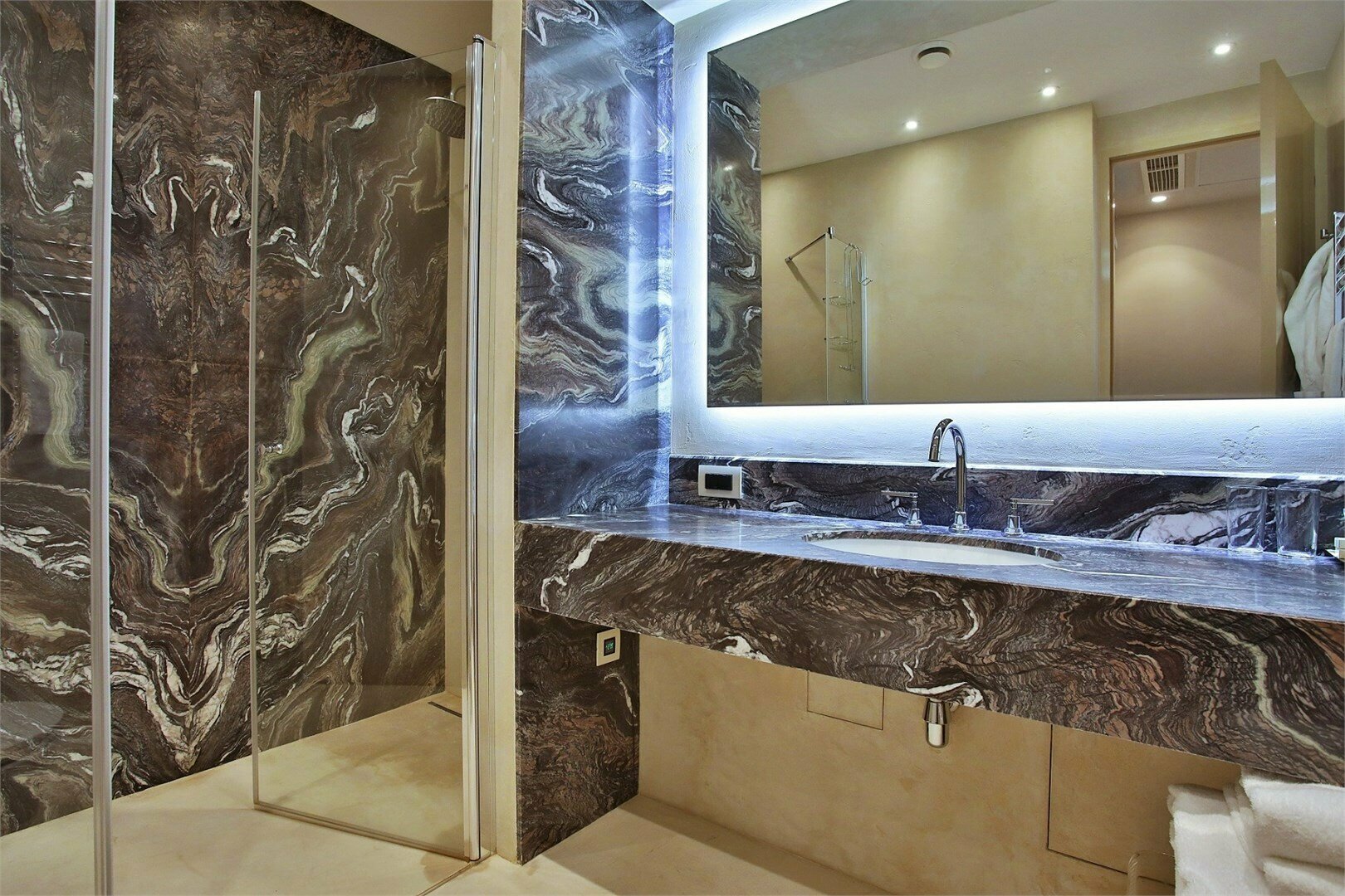 Luxe - двухкомнатный номер с большой кроватью и гостиной