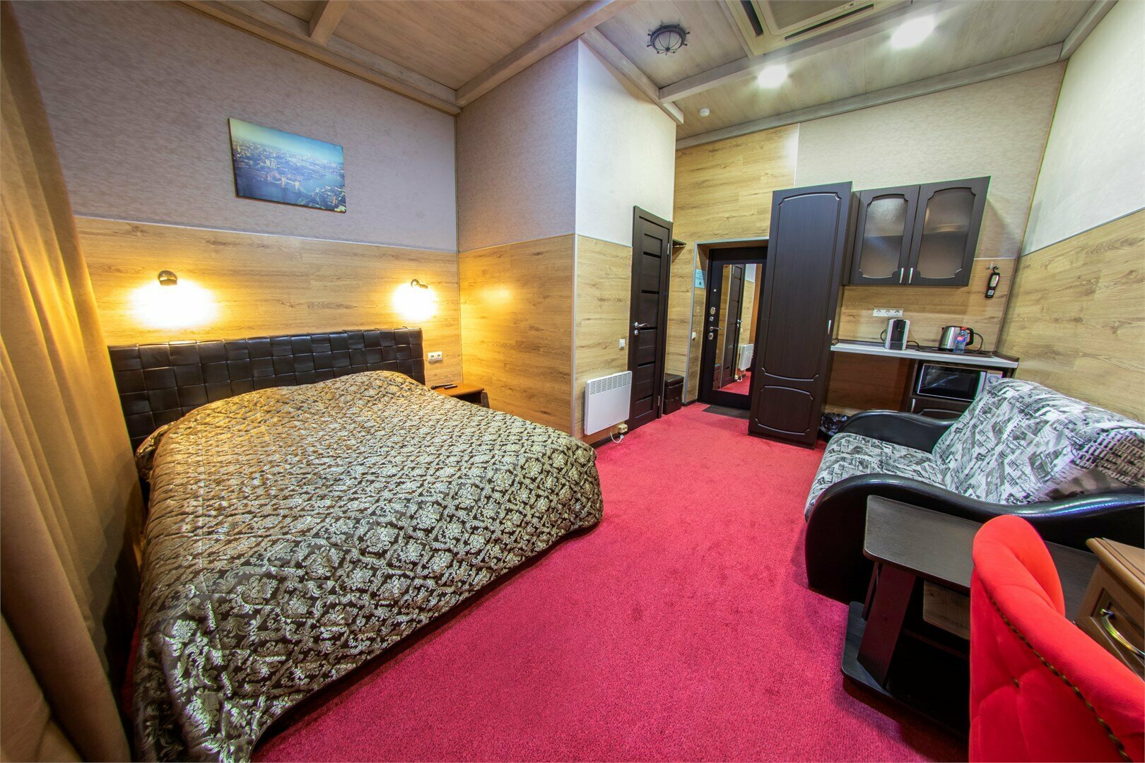 Номер бизнес-класса с видом из окна