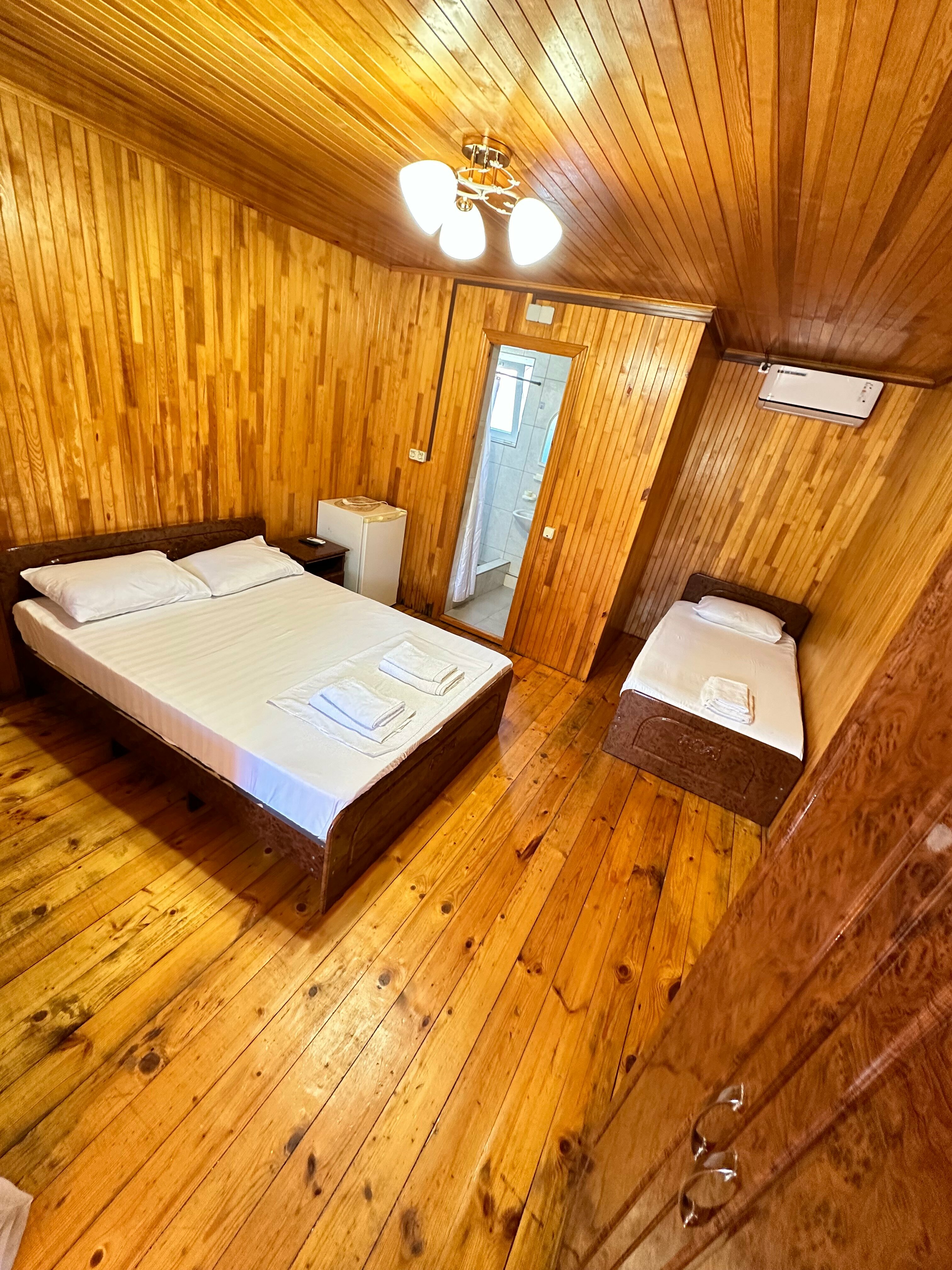 Трехместный номер «Комфорт» с душем