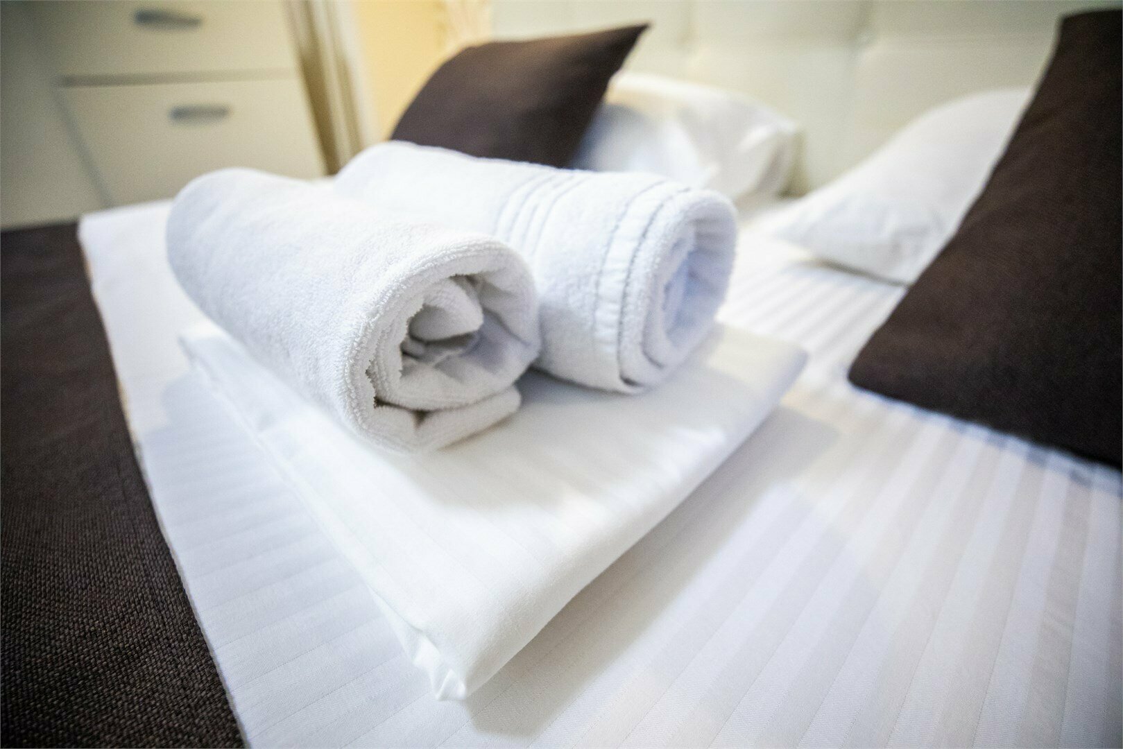 №1 Улучшенный трехместный номер (1 большая кровать или 3 односпальные кровати)