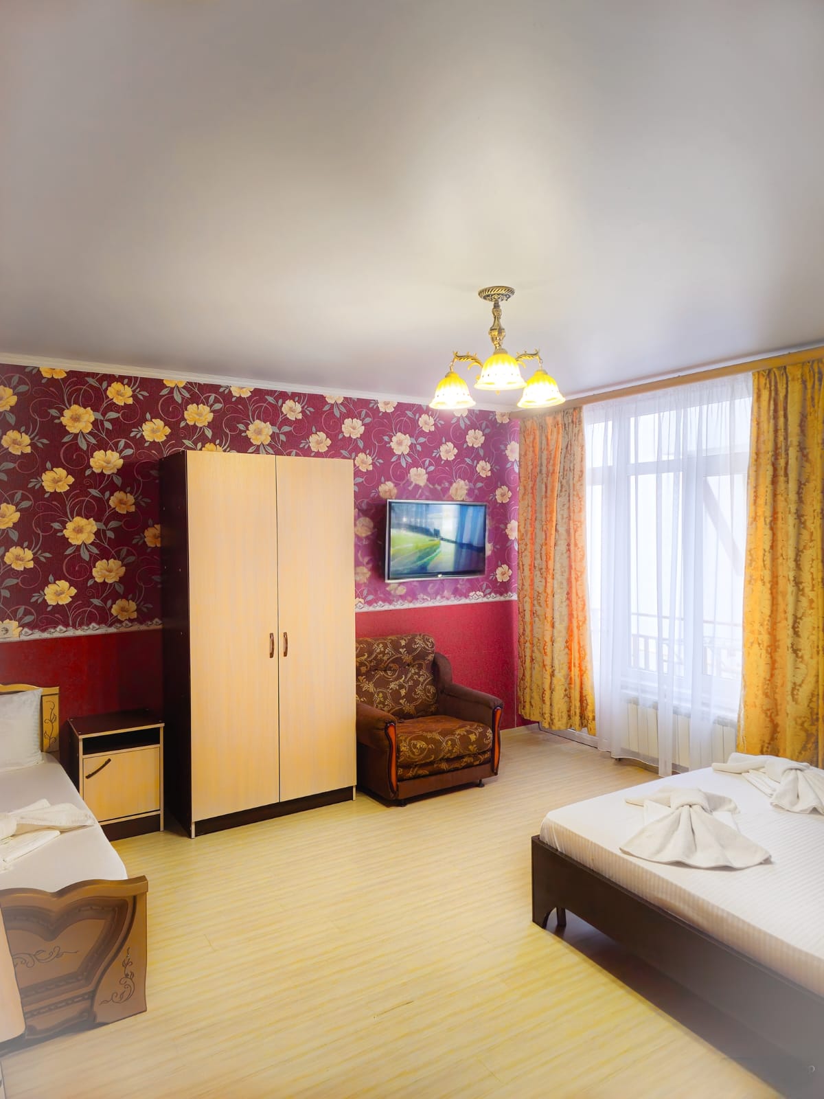 5. Трёхместный семейный с угловым балконом