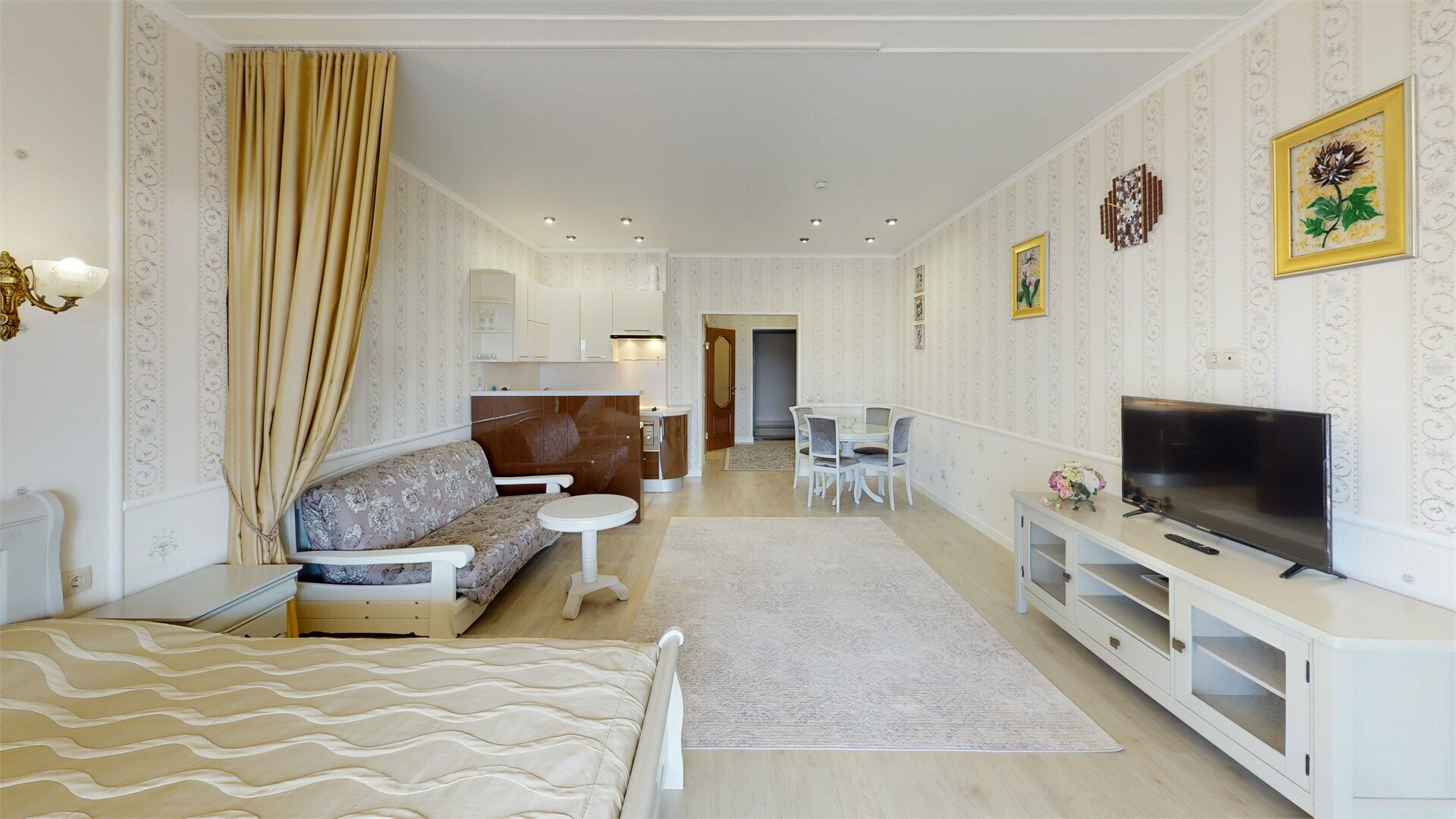 Апартаменты-студио с балконом для четверых