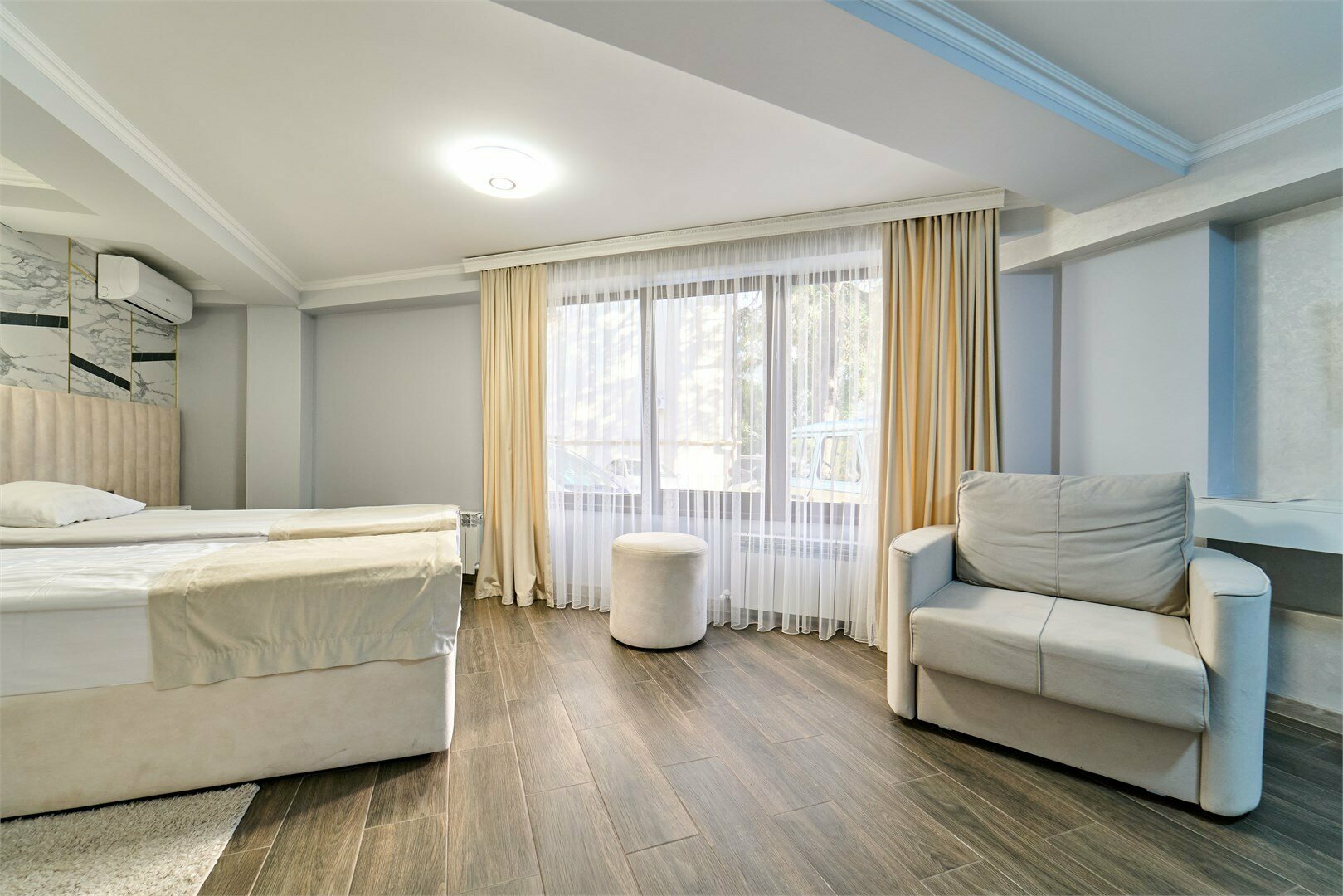 Комфорт улучшенный 2-х местный с креслом-кроватью.