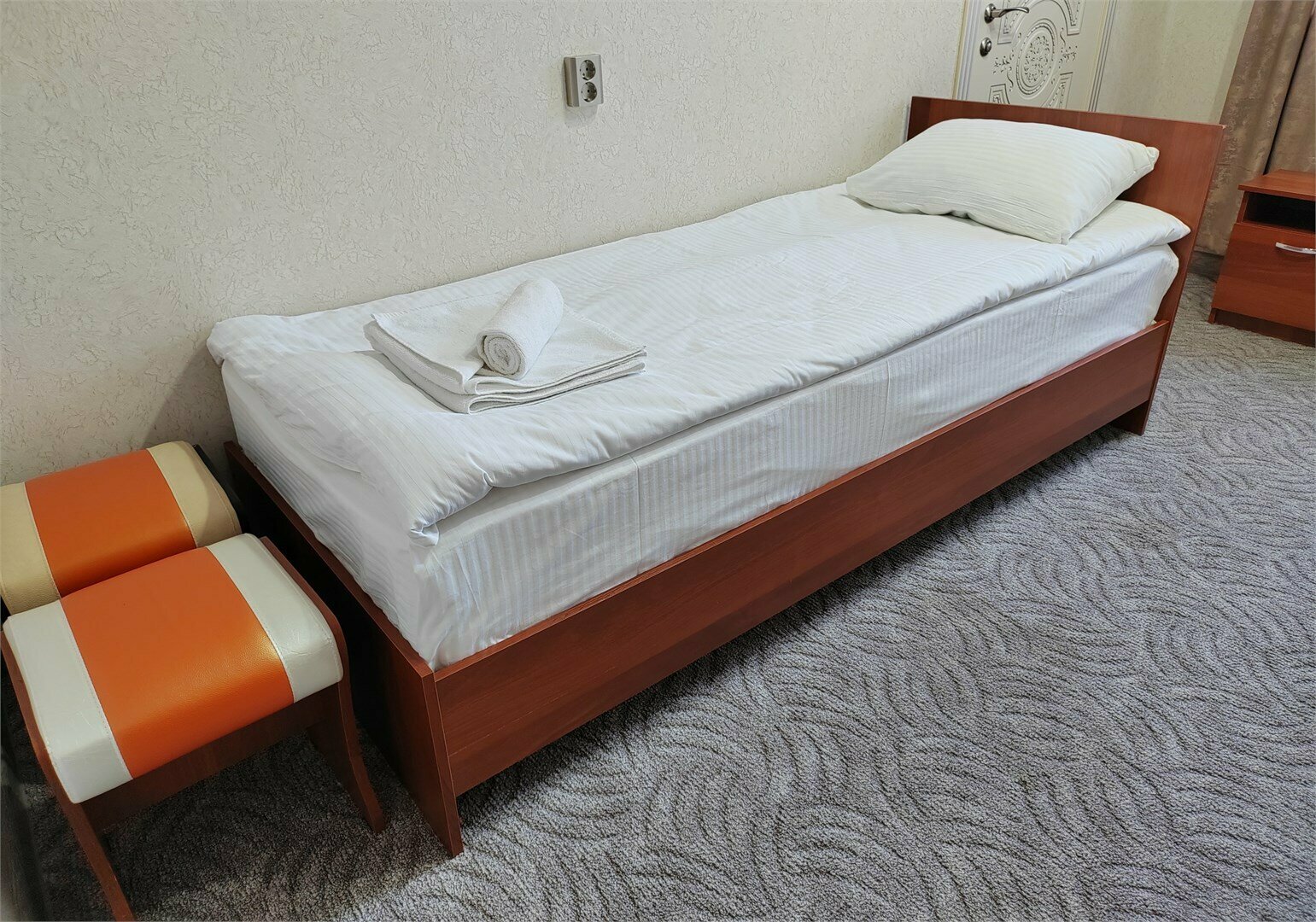 Небольшой двухместный номер с 2 отдельными кроватями