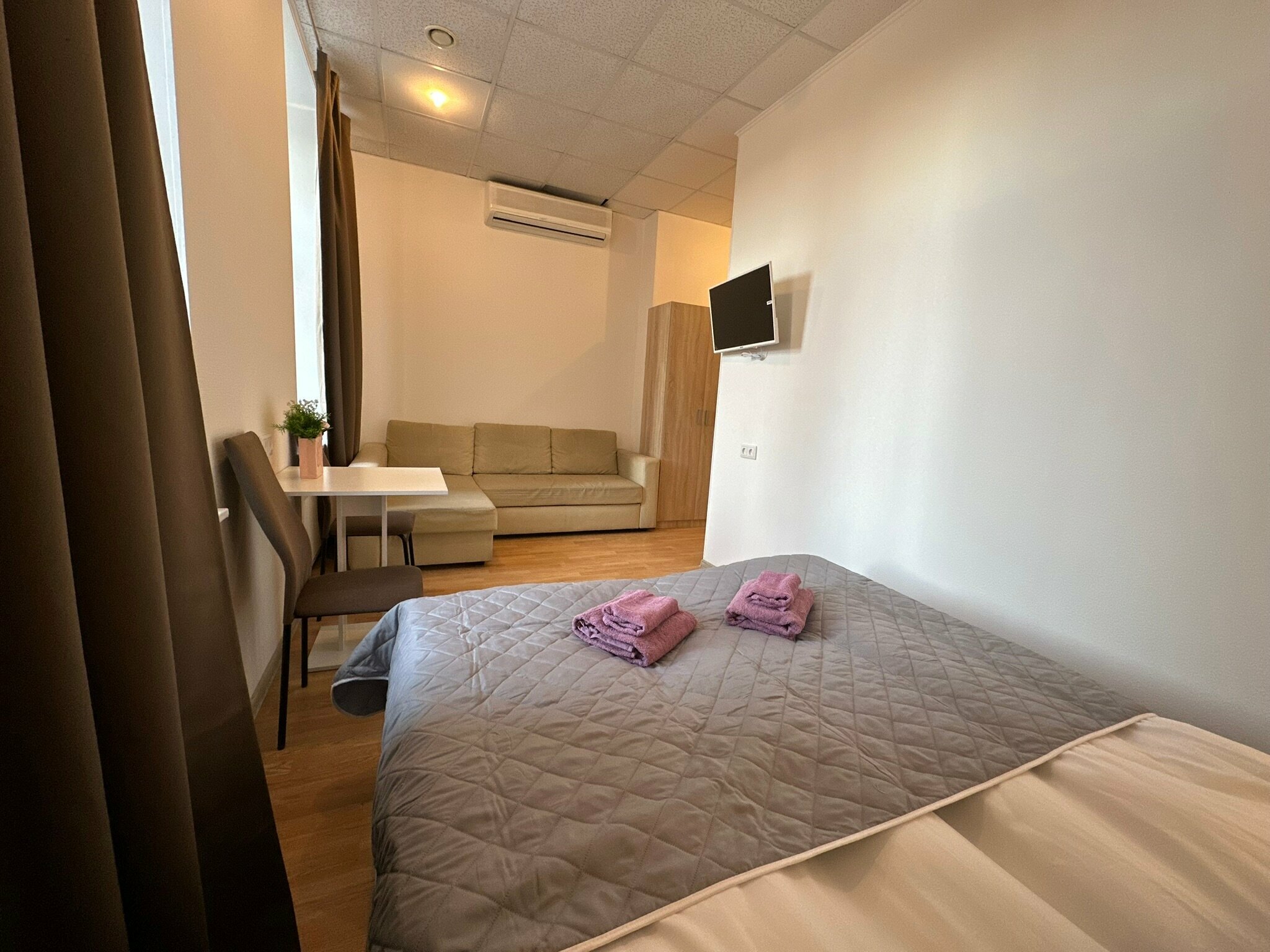 Четырехместный с двуспальной кроватью (или двумя односпальными) диваном на 5 этаже