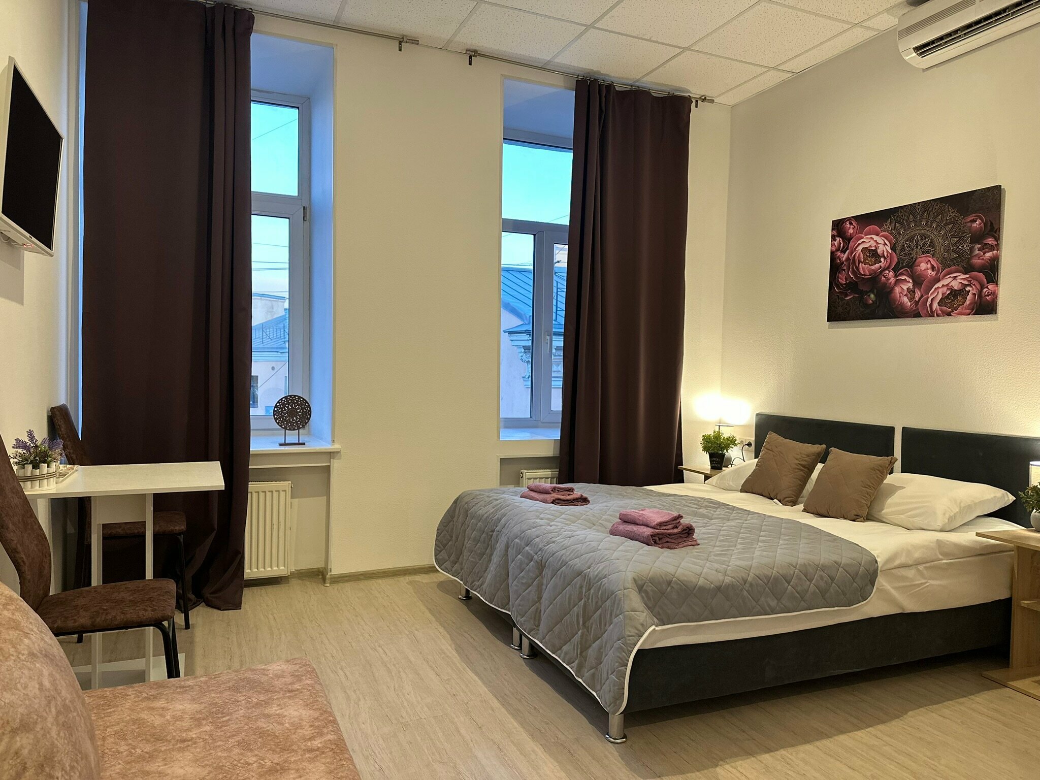 Четырехместный с двуспальной кроватью (или двумя односпальными) диваном на 5 этаже