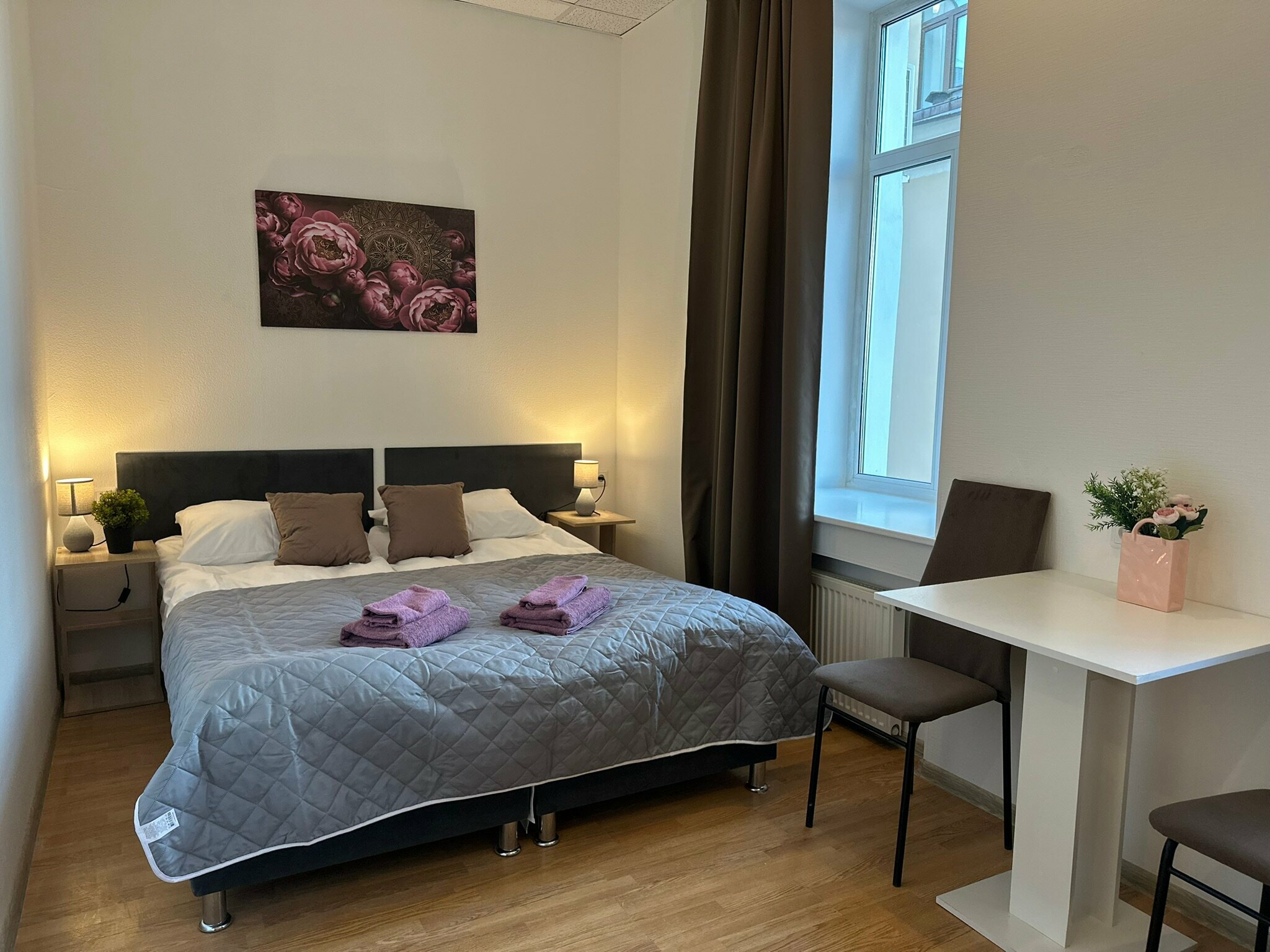 Четырехместный с двуспальной кроватью (или двумя односпальными) диваном на 5 этаже