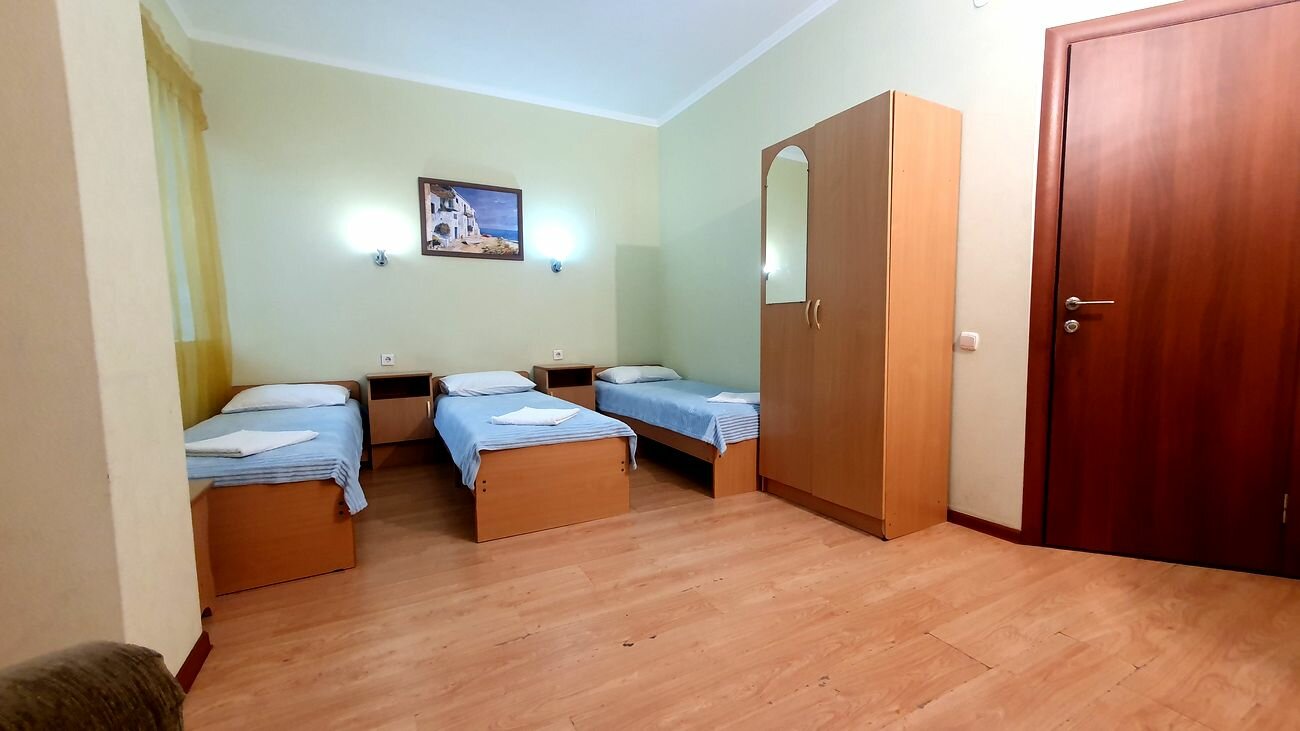 Трехместный номер «Комфорт» с душем