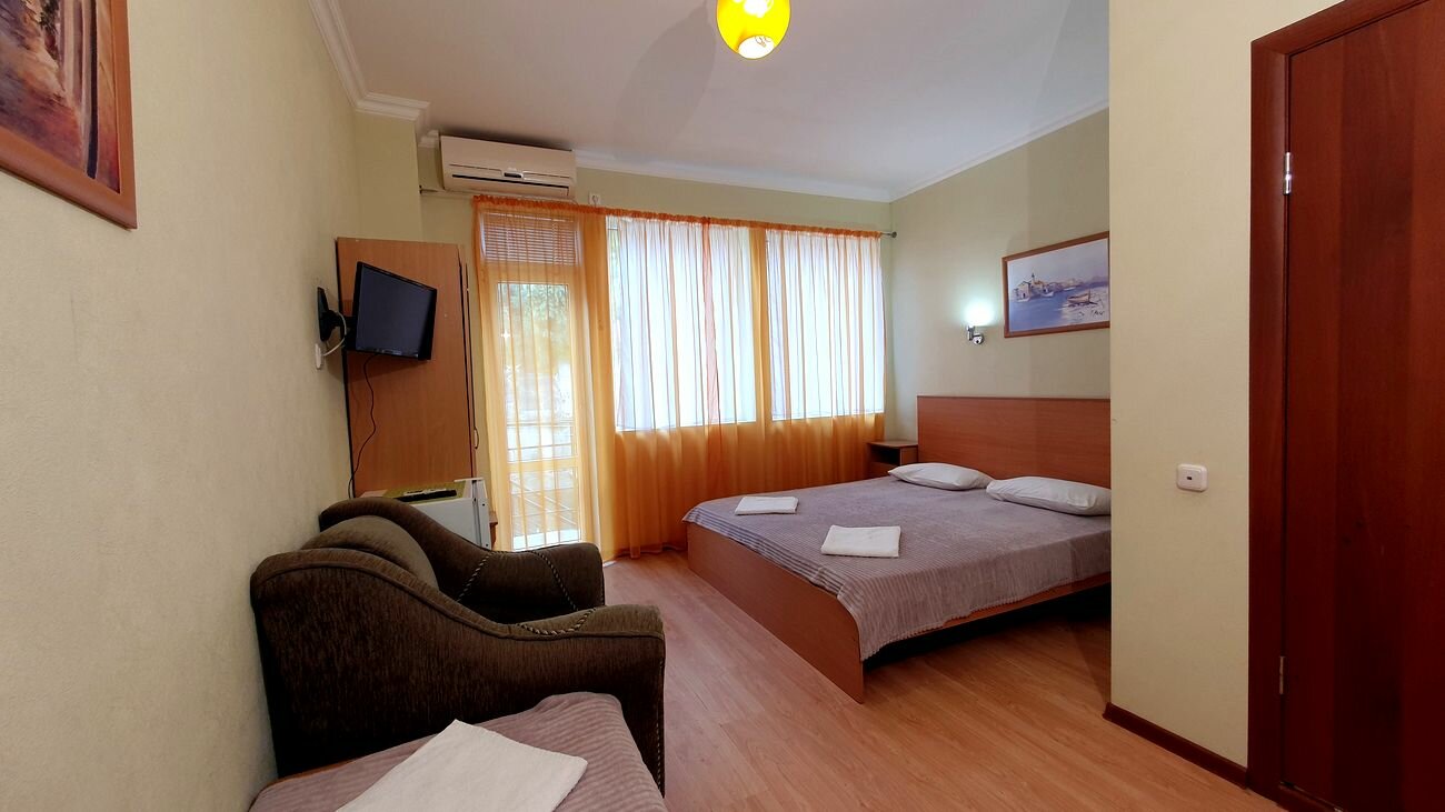 Трехместный номер «Комфорт» с душем