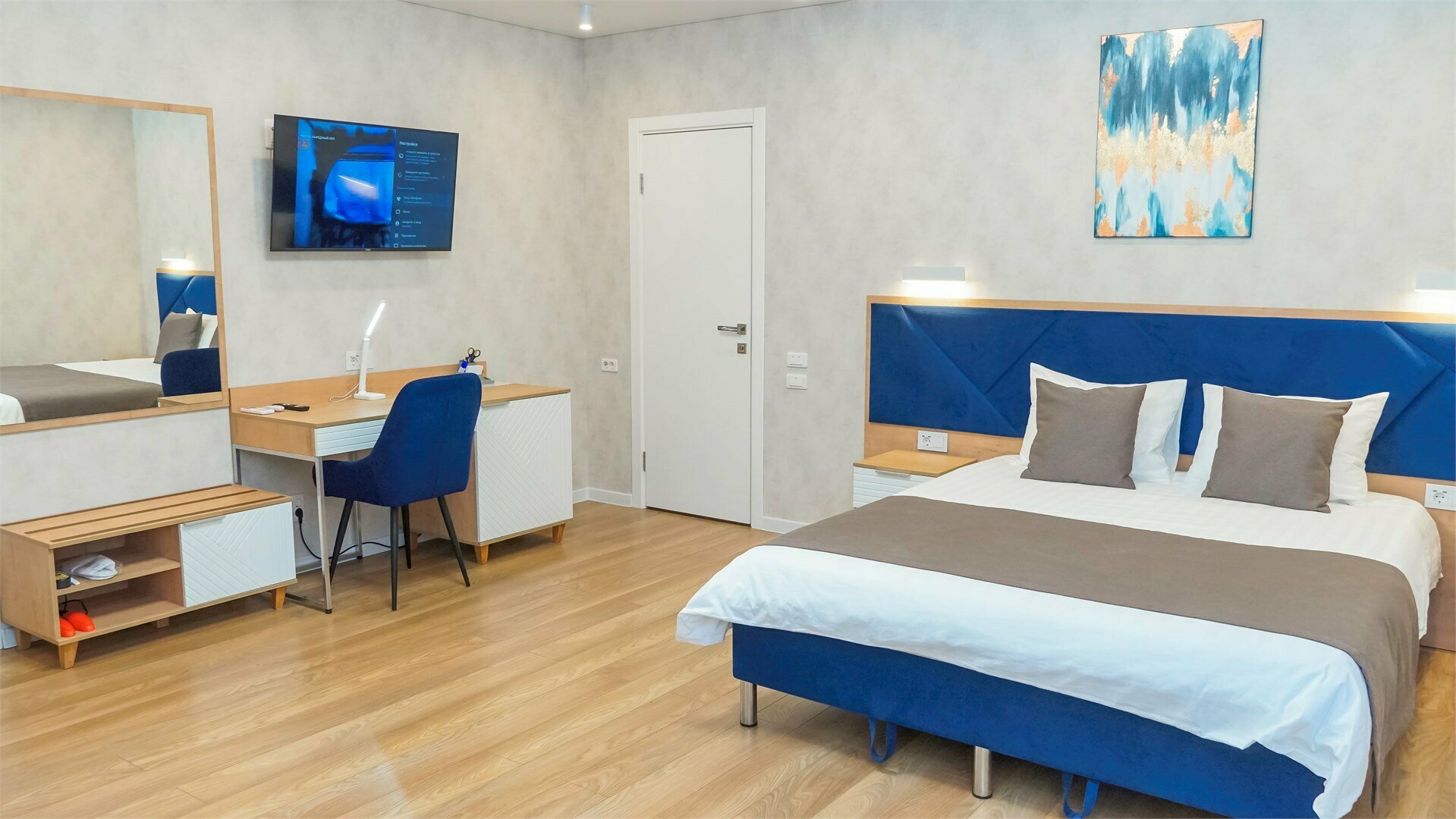 Люкс с балконом с двухспальной кроватью