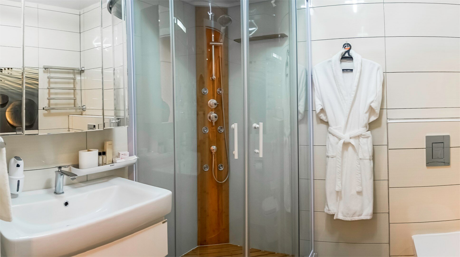 Люкс с балконом с двухспальной кроватью