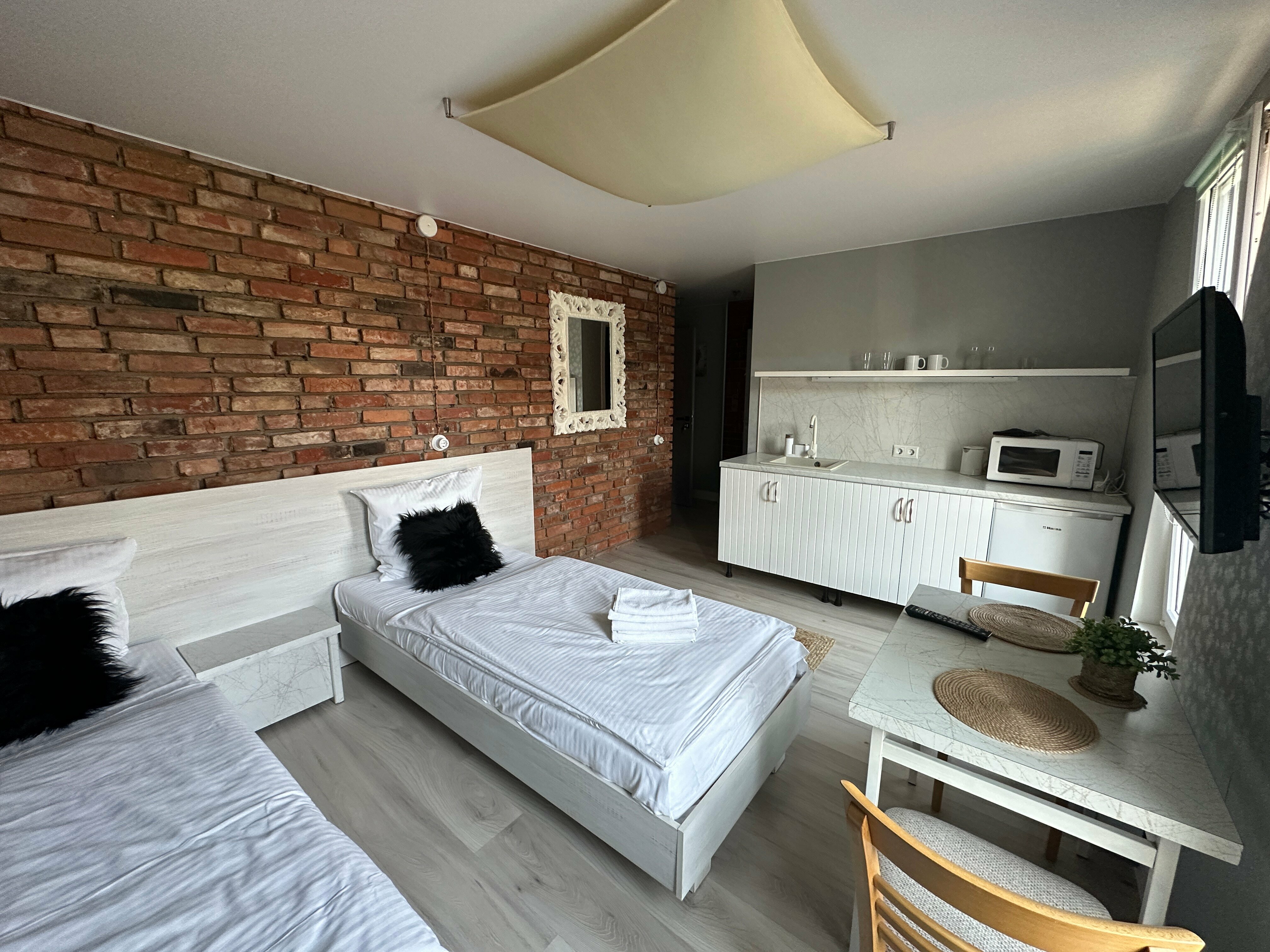 Небольшой двухместный номер с 2 отдельными кроватями