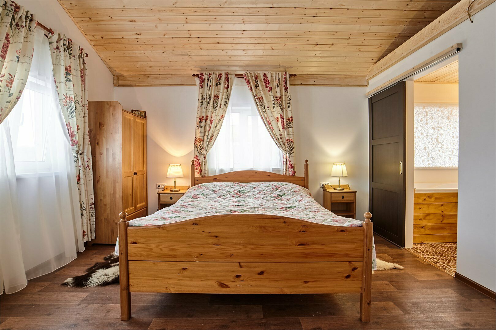 Апартаменты на 2-х гостей с камином и ванной