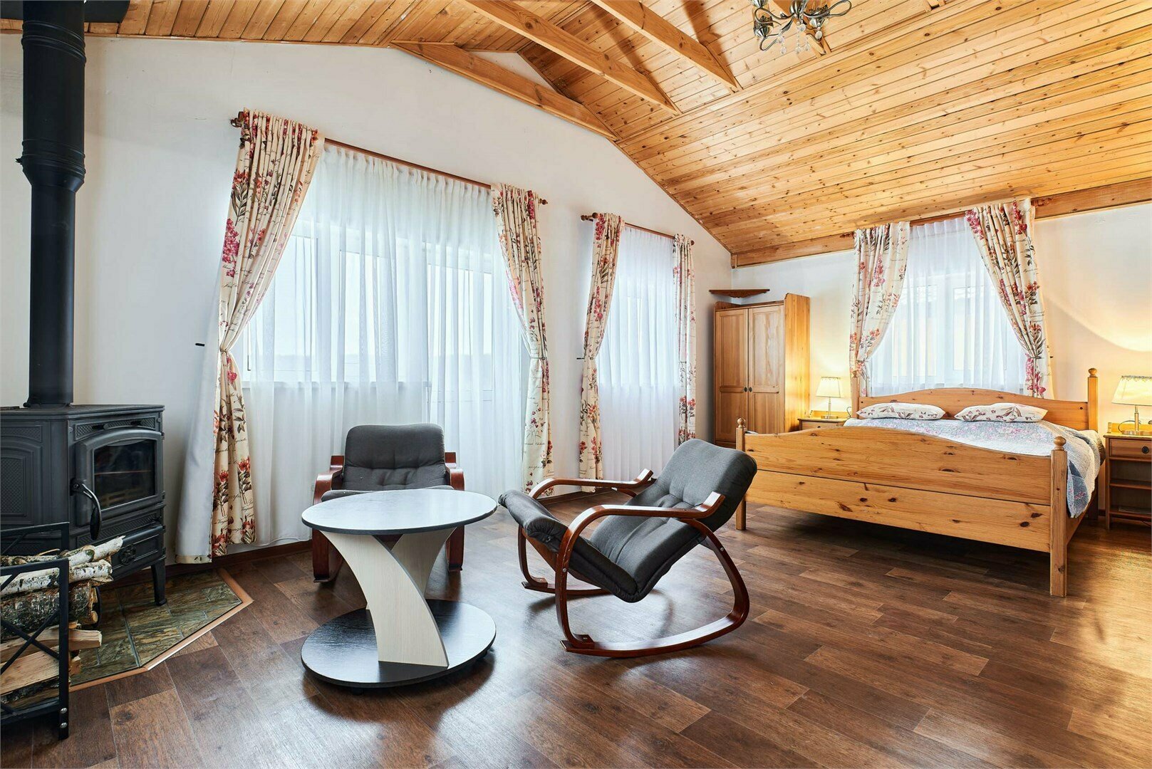 Апартаменты на 2-х гостей с камином и ванной