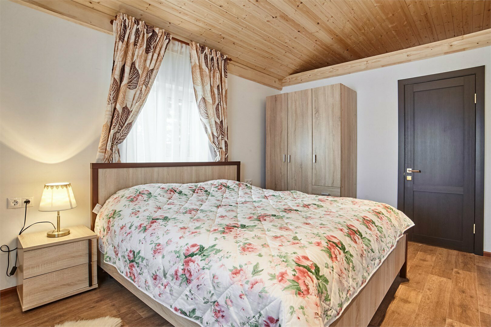 Апартаменты на 4-х гостей с камином и балконом