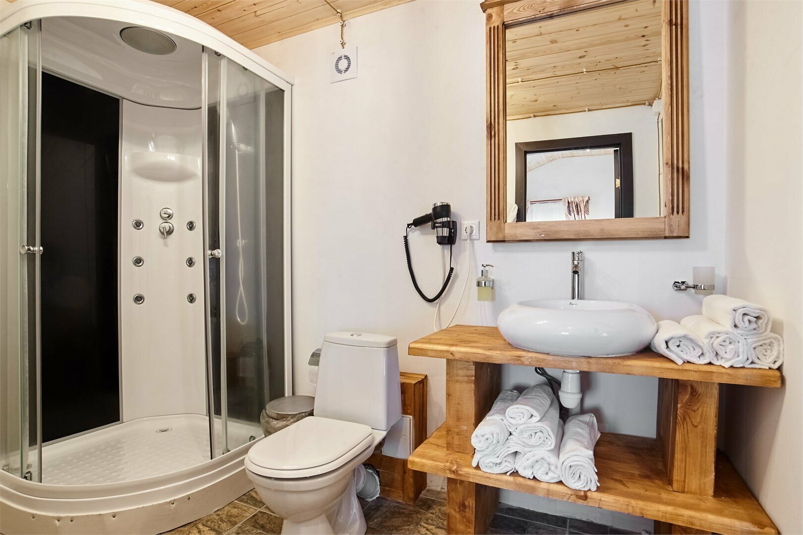 Апартаменты на 4-х гостей с камином и балконом