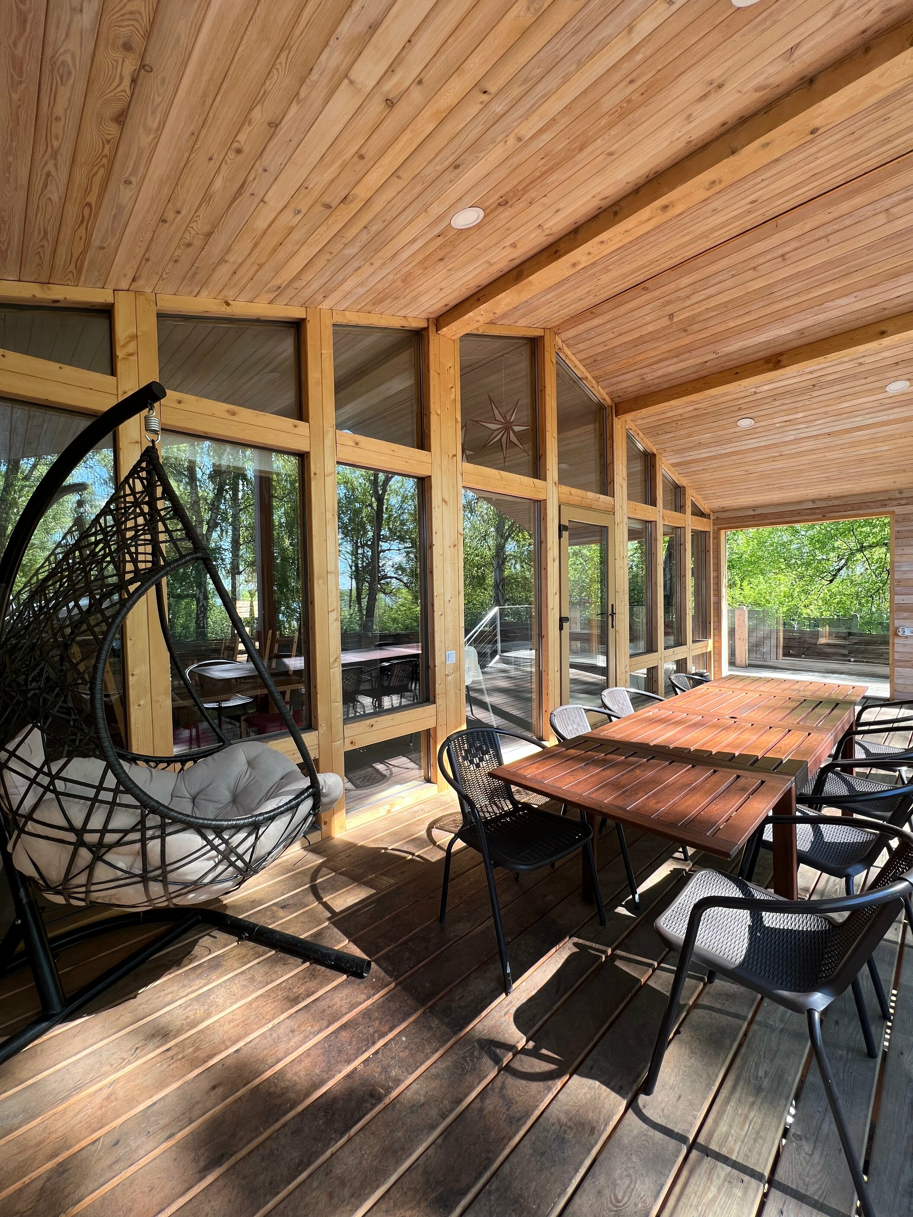 Семейный номер с видом на озеро