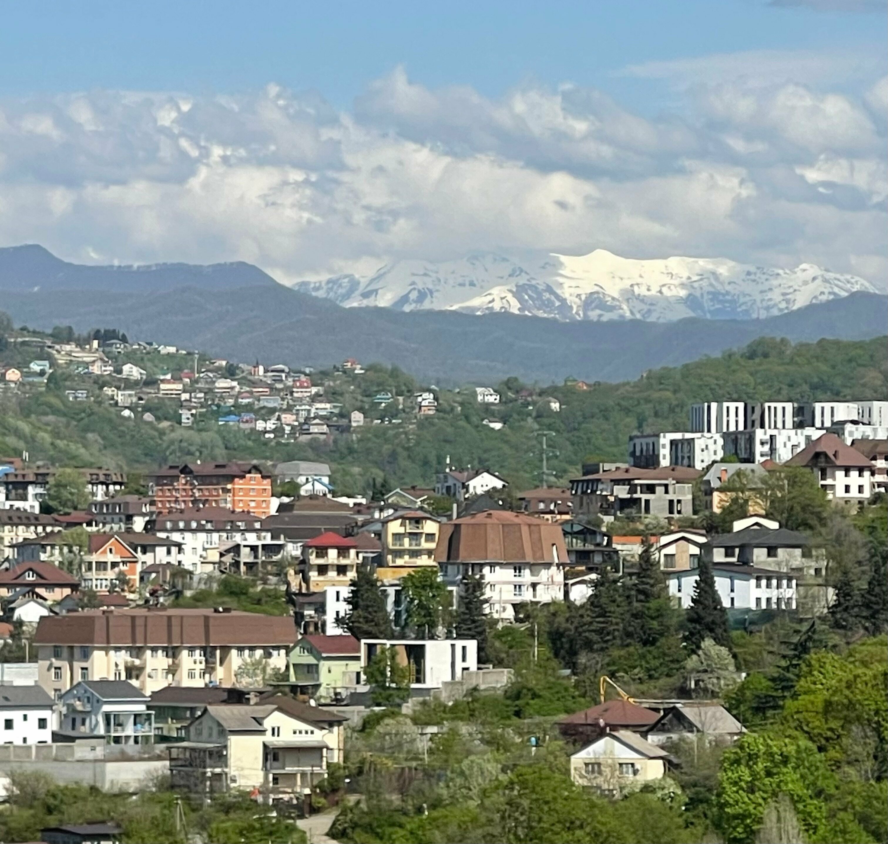 Двухместный номер с одной кроватью, вентилятором, открытым балконом с видом на горы и город