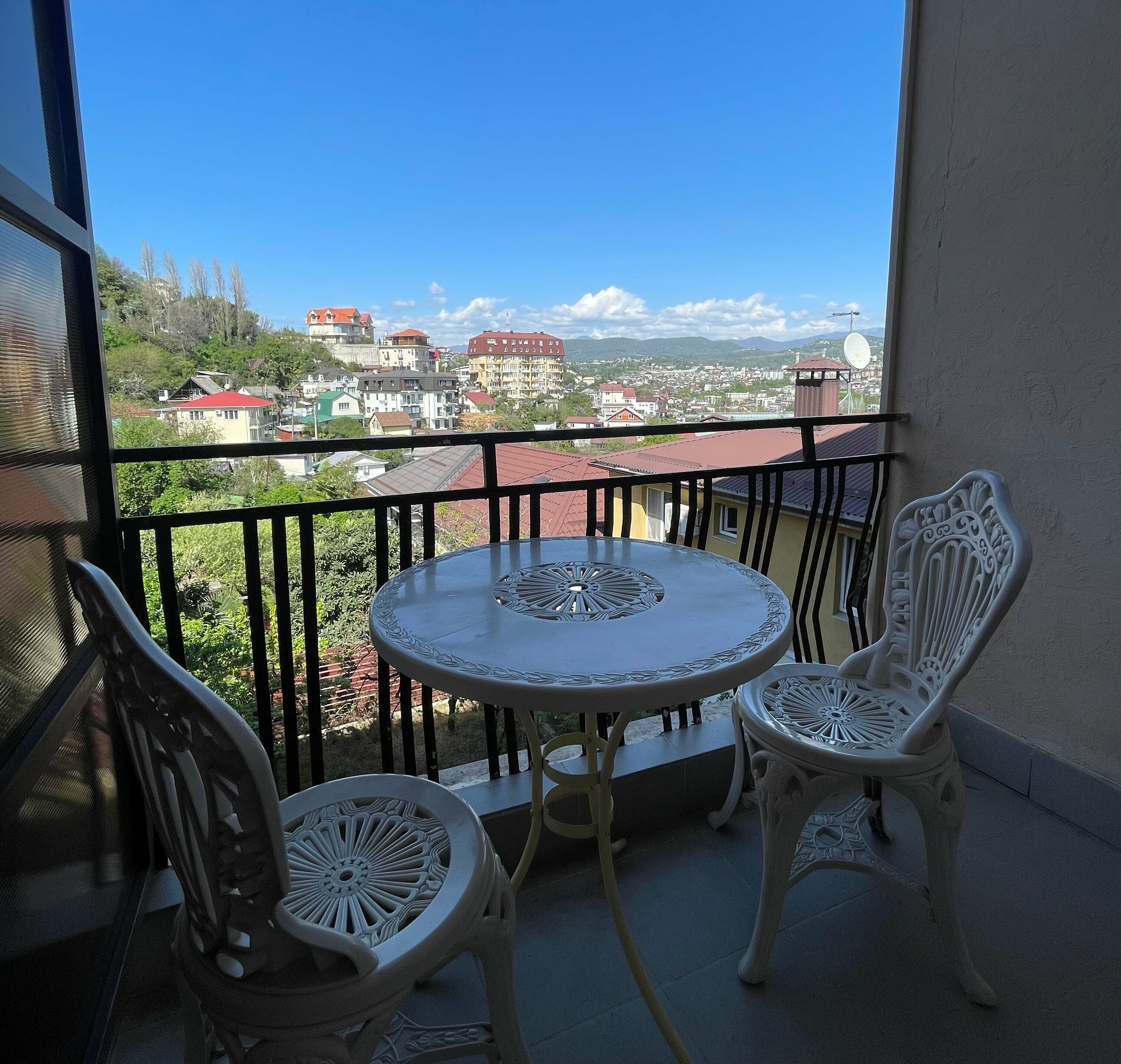 Двухместный номер с одной кроватью, вентилятором, открытым балконом с видом на горы и город