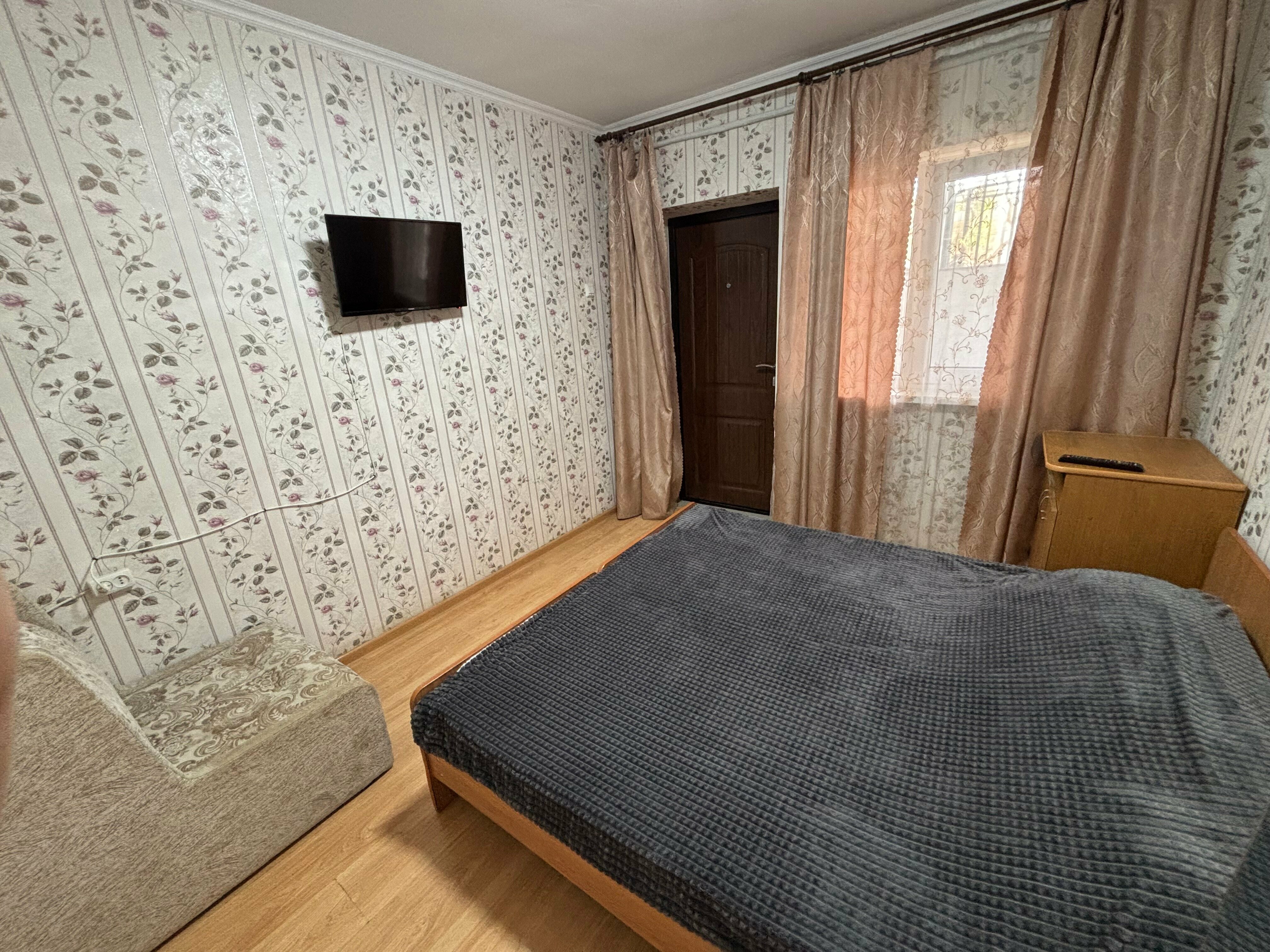 Трехместный номер эконом-класса с общей ванной комнатой