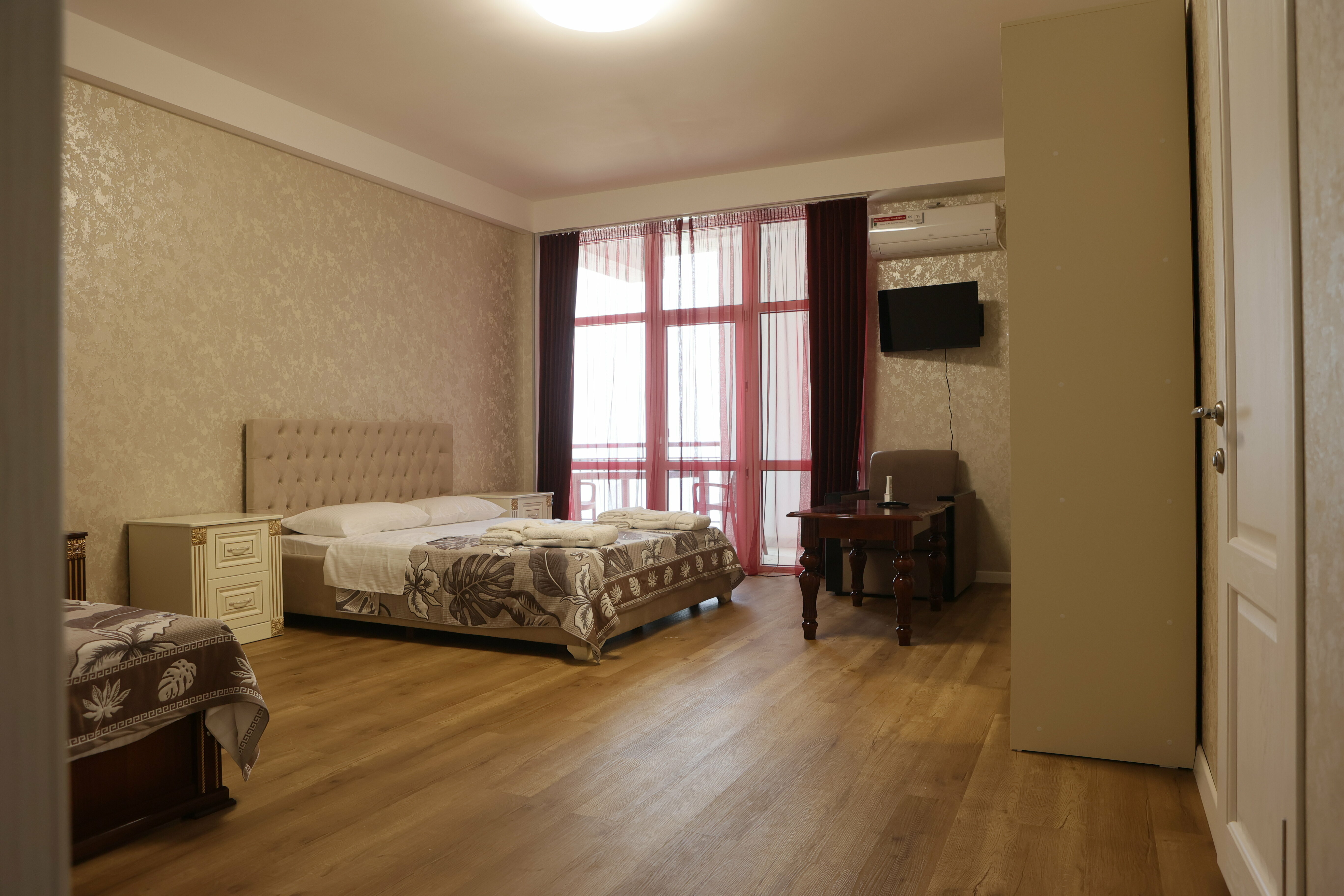 Трехместный номер с 1 двуспальной кроватью и 1 односпальной кроватью