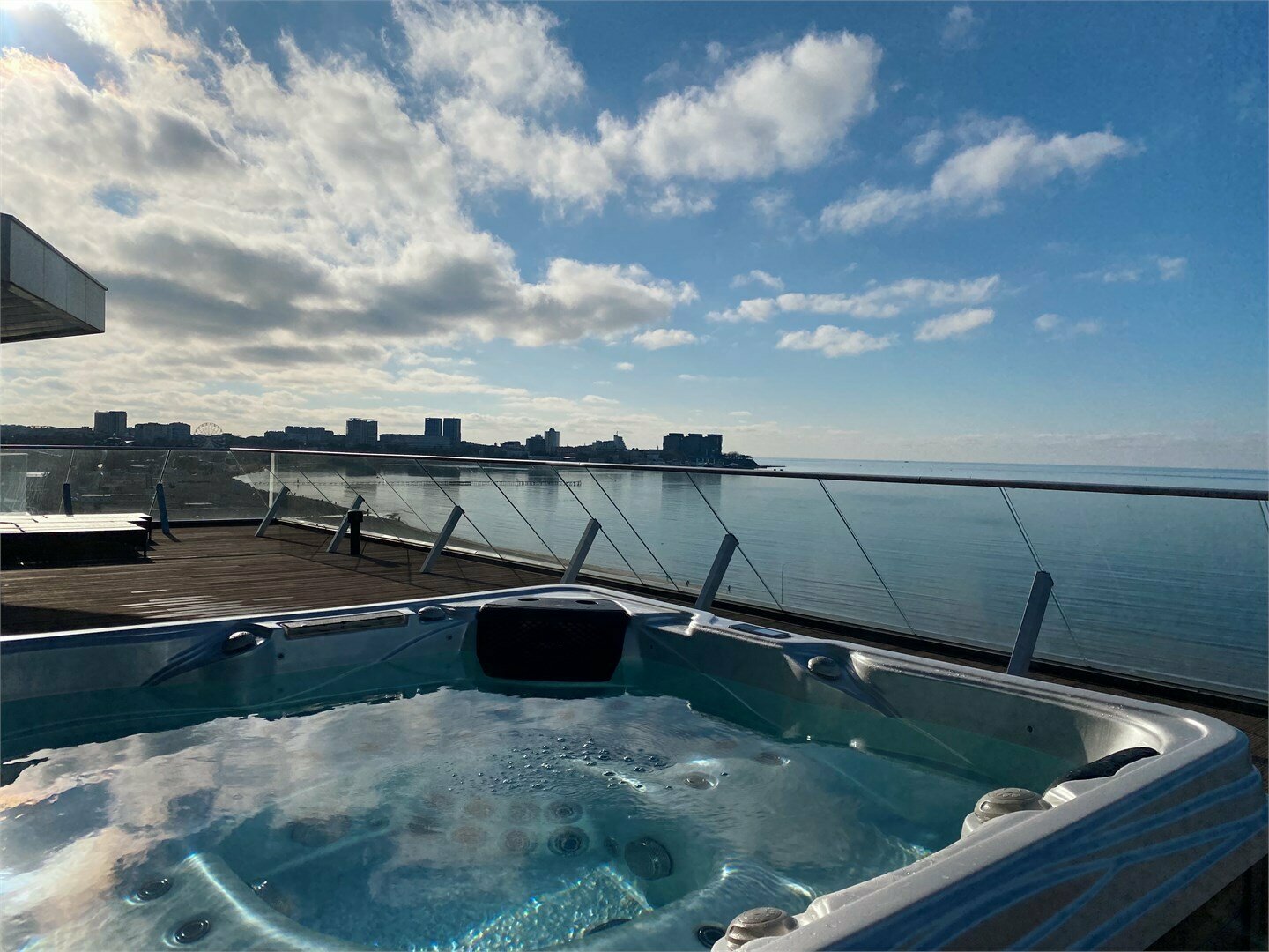 Трехкомнатные Апартаменты с джакузи и видом на море