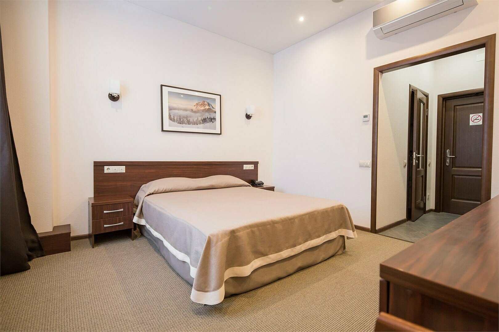 Одноместный Стандарт с одной двуспальной кроватью (20м2)