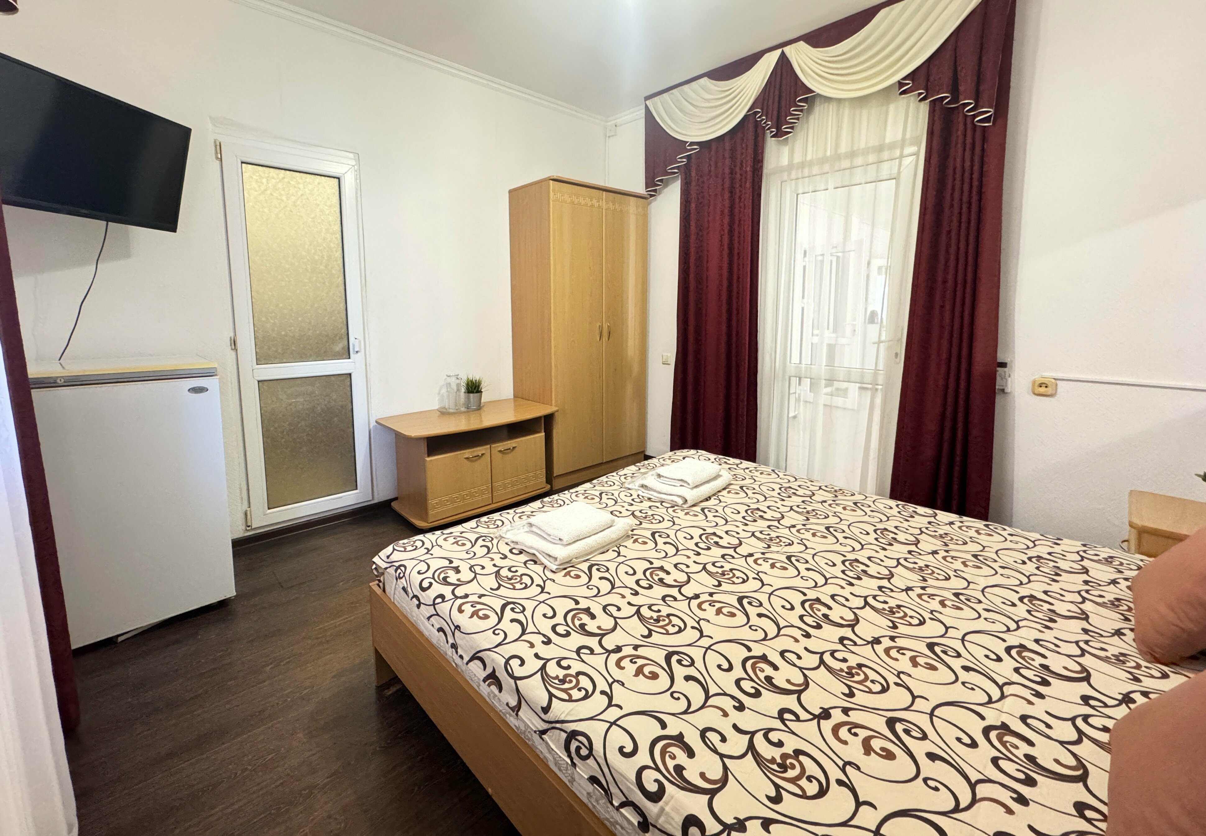 Двухместный номер стандарт с двуспальной кроватью, без вида из окна