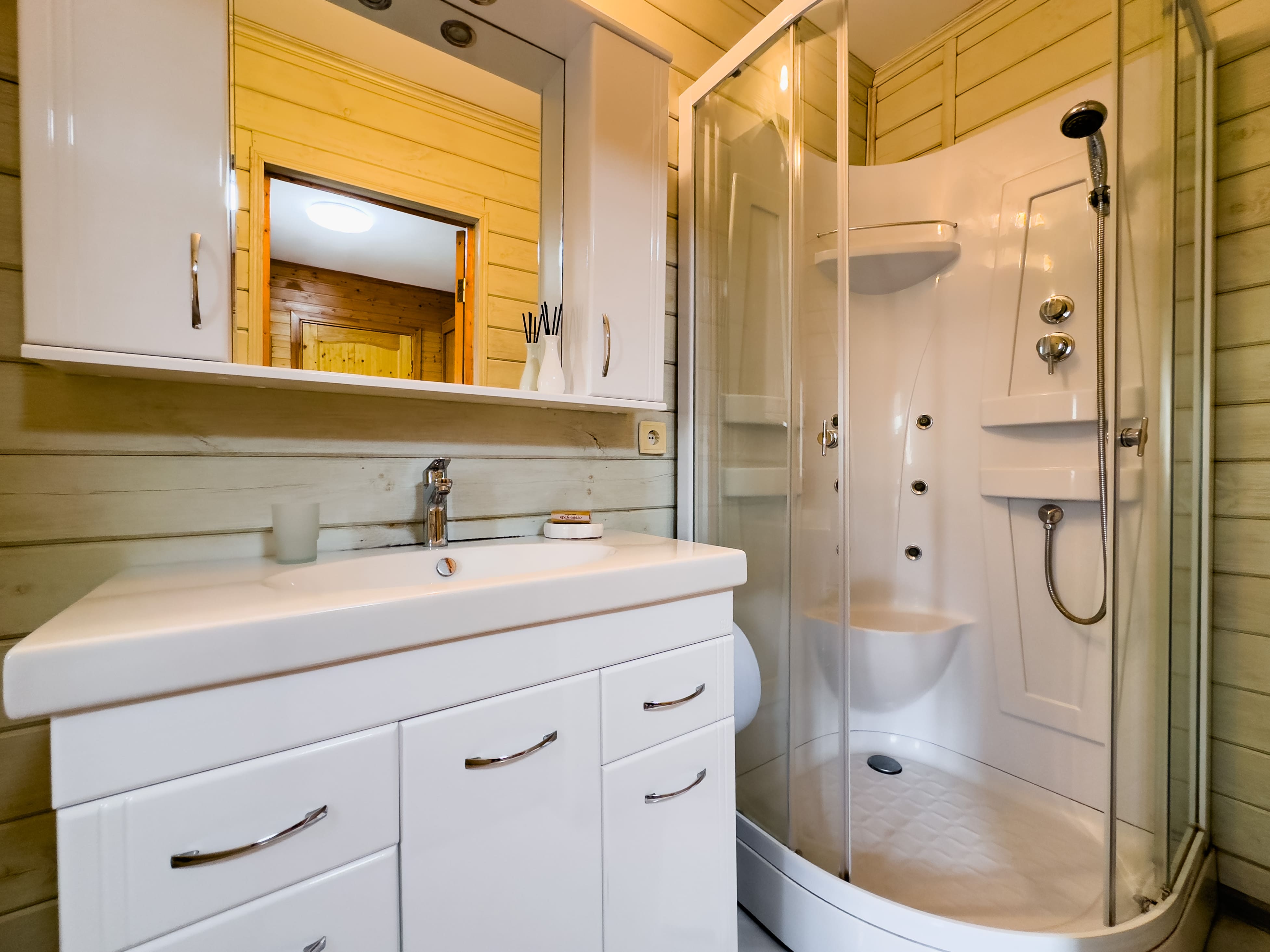 Домик люкс 5-ти местный 2-х комнатный с кухней и собственным двориком