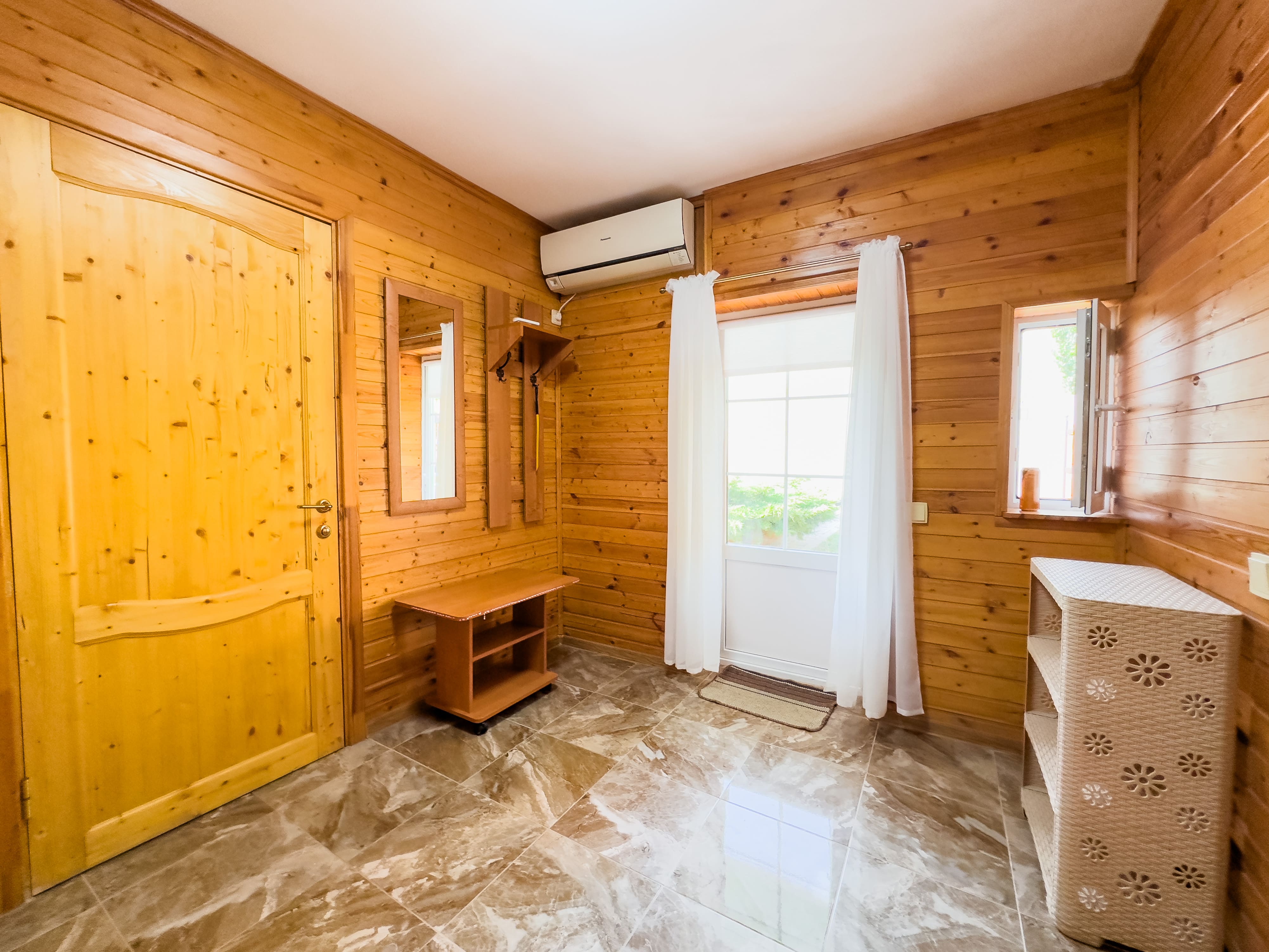 Домик люкс 5-ти местный 2-х комнатный с кухней и собственным двориком