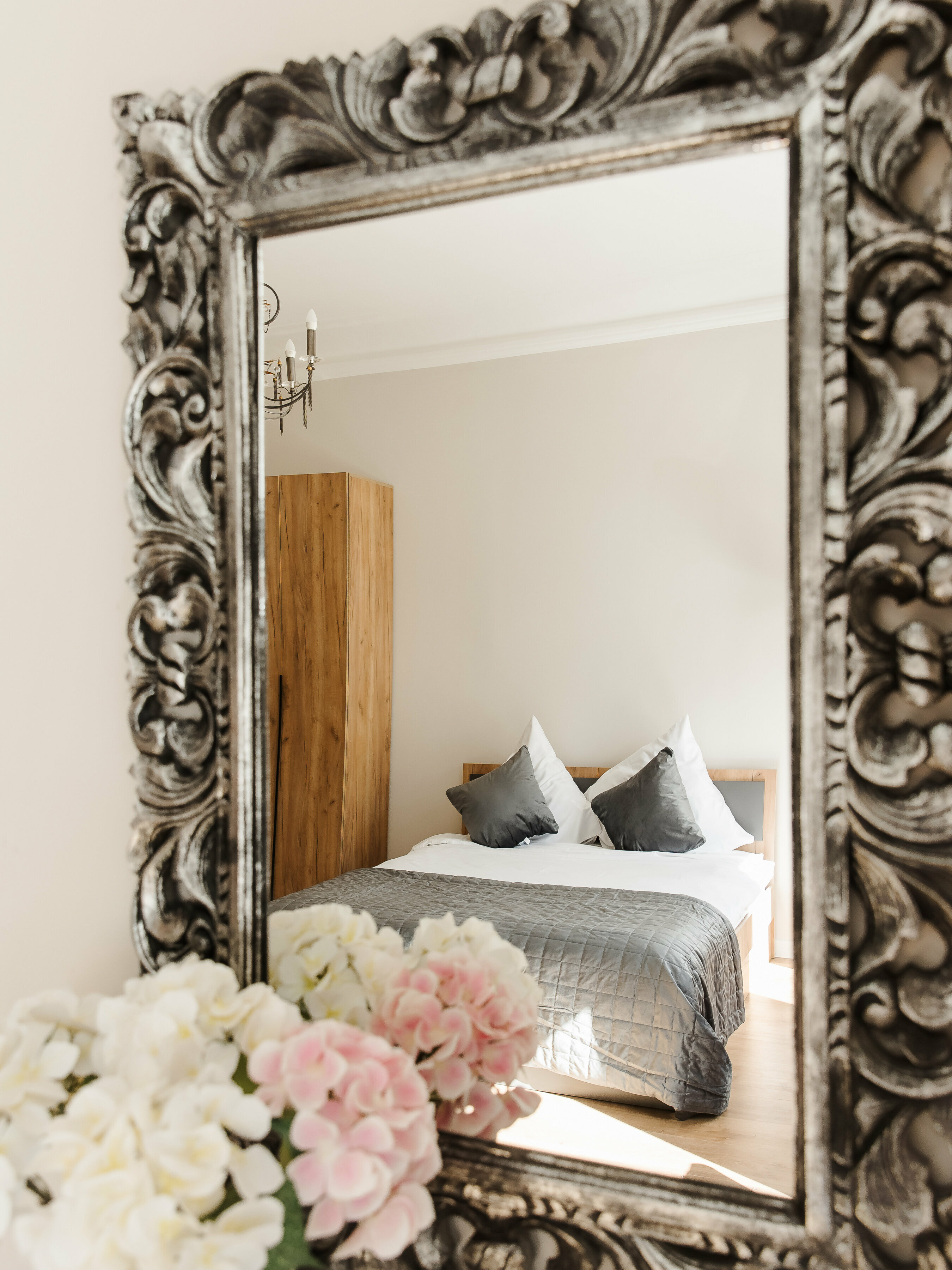 Огромный номер 35 метров c новым ремонтом, кроватью 160 на 200, удобным раскладывающимся диваном 160 на 200 и санузлом из мраморной плитки в номере