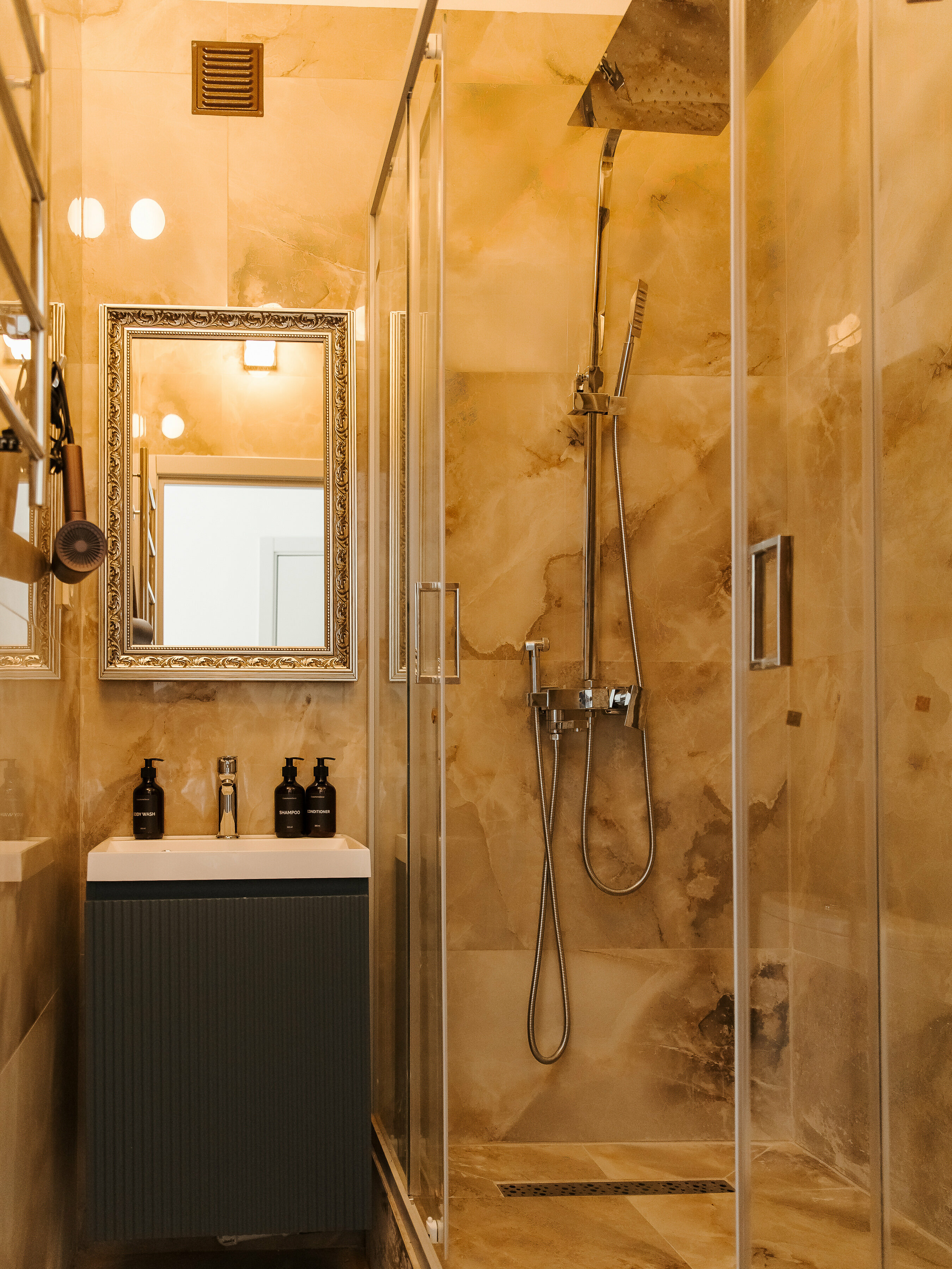 Красивый номер с новым ремонтом и санузлом из мраморной плитки в номере