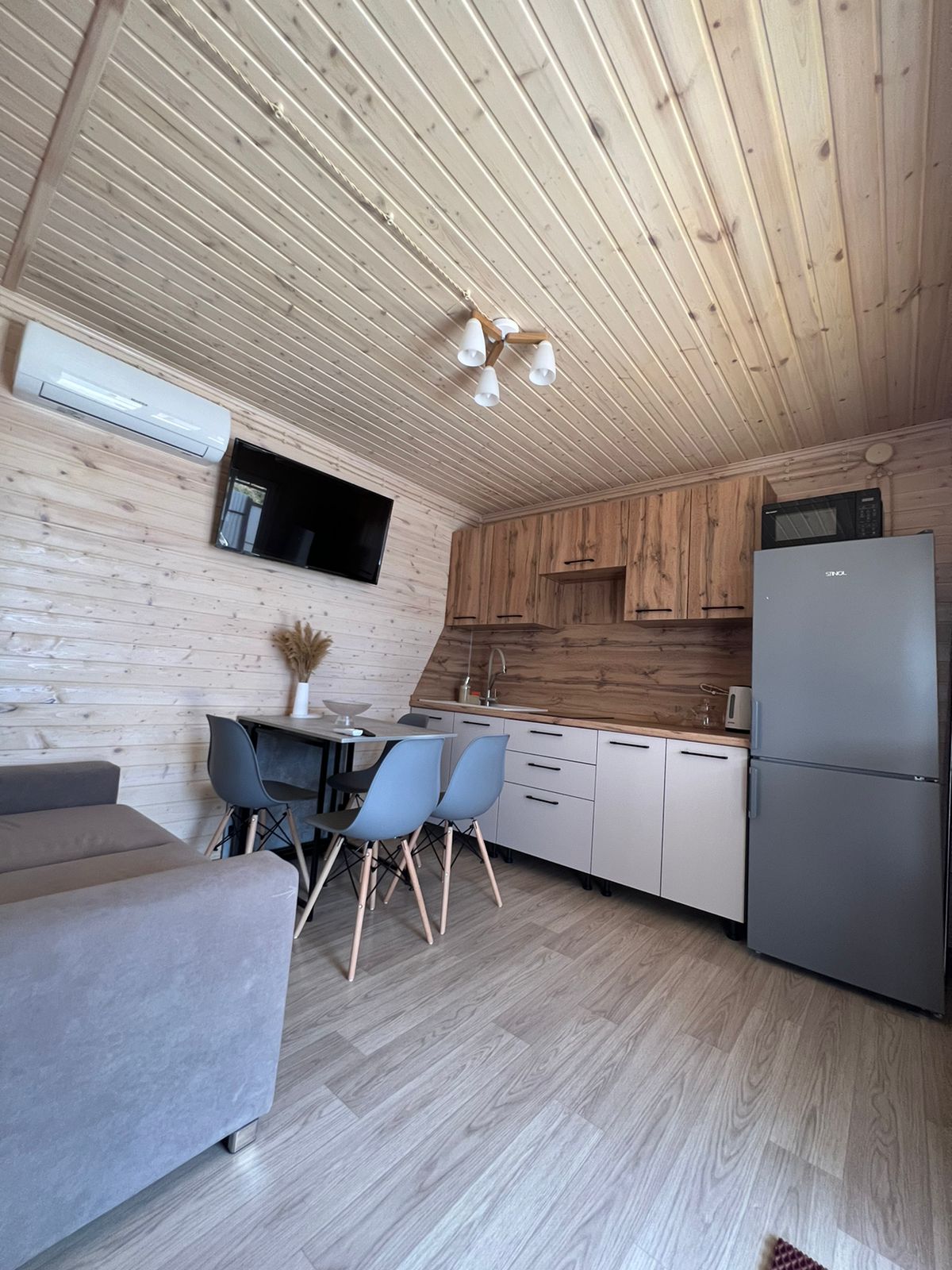 Двухместный номер с двуспальной кроватью и дополнительной кроватью