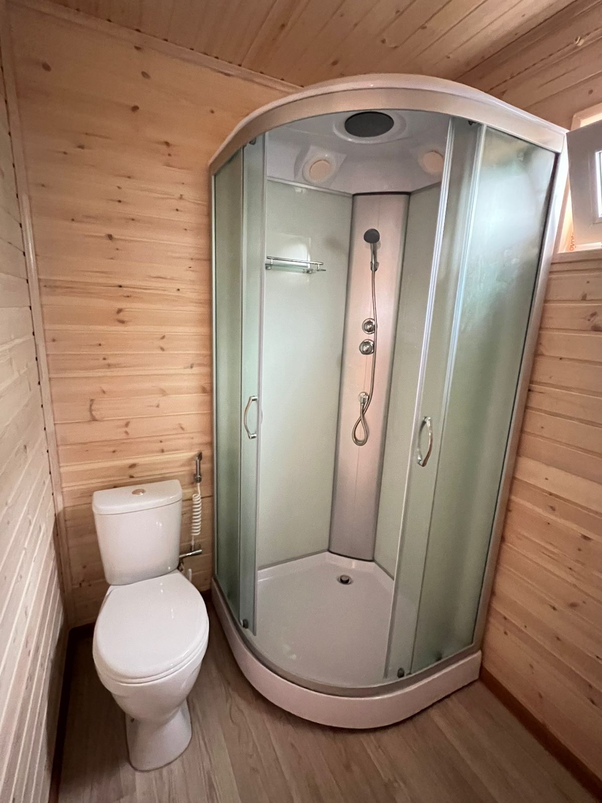 Двухместный номер с двуспальной кроватью и дополнительной кроватью