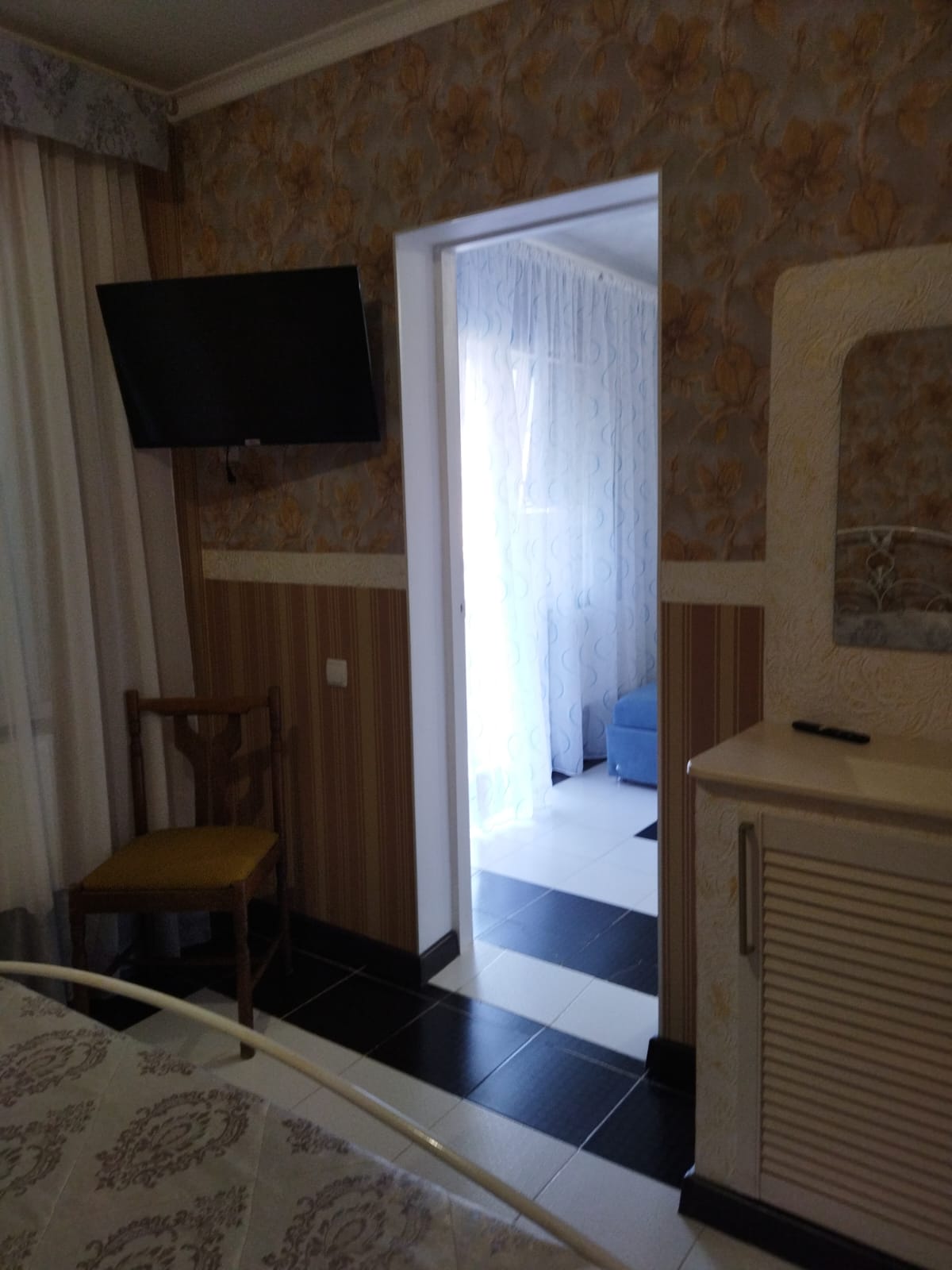 Двухкомнатный 4-х местный номер(совместными комнатами)