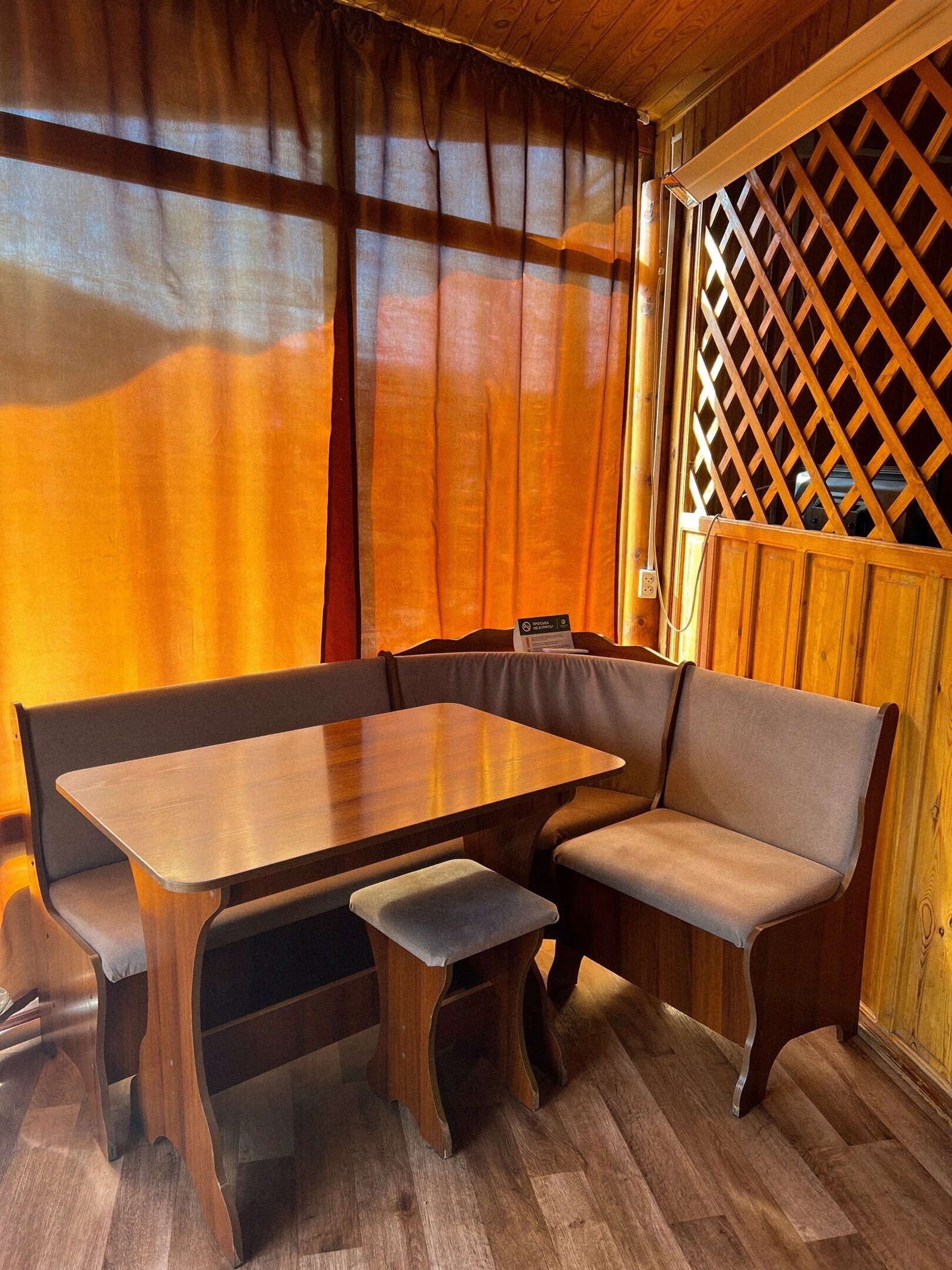 Номер с двуспальной кроватью и раскладным диваном с душем и туалетом на первом этаже с отдельным входом