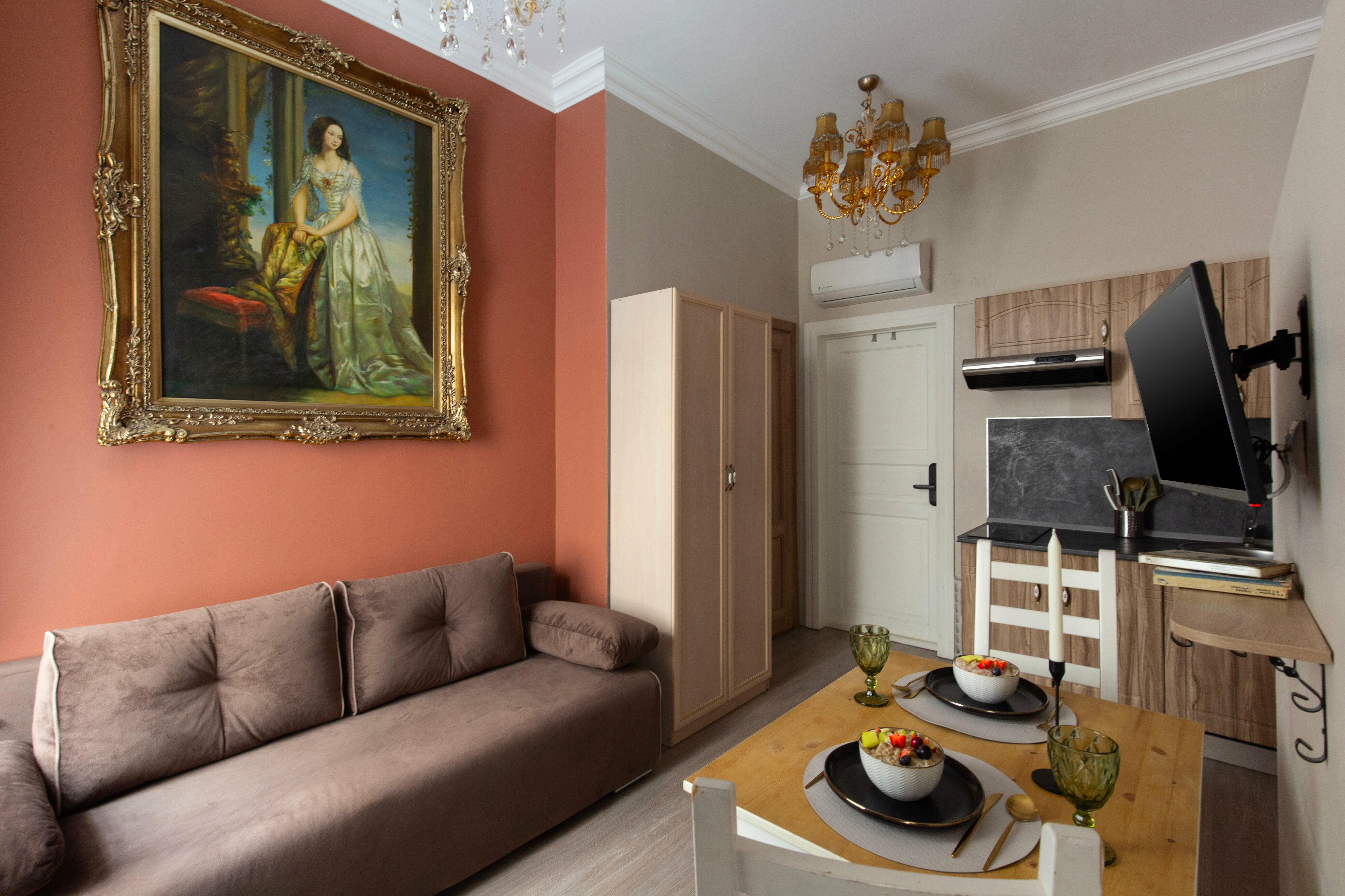 Просторная студия для четверых